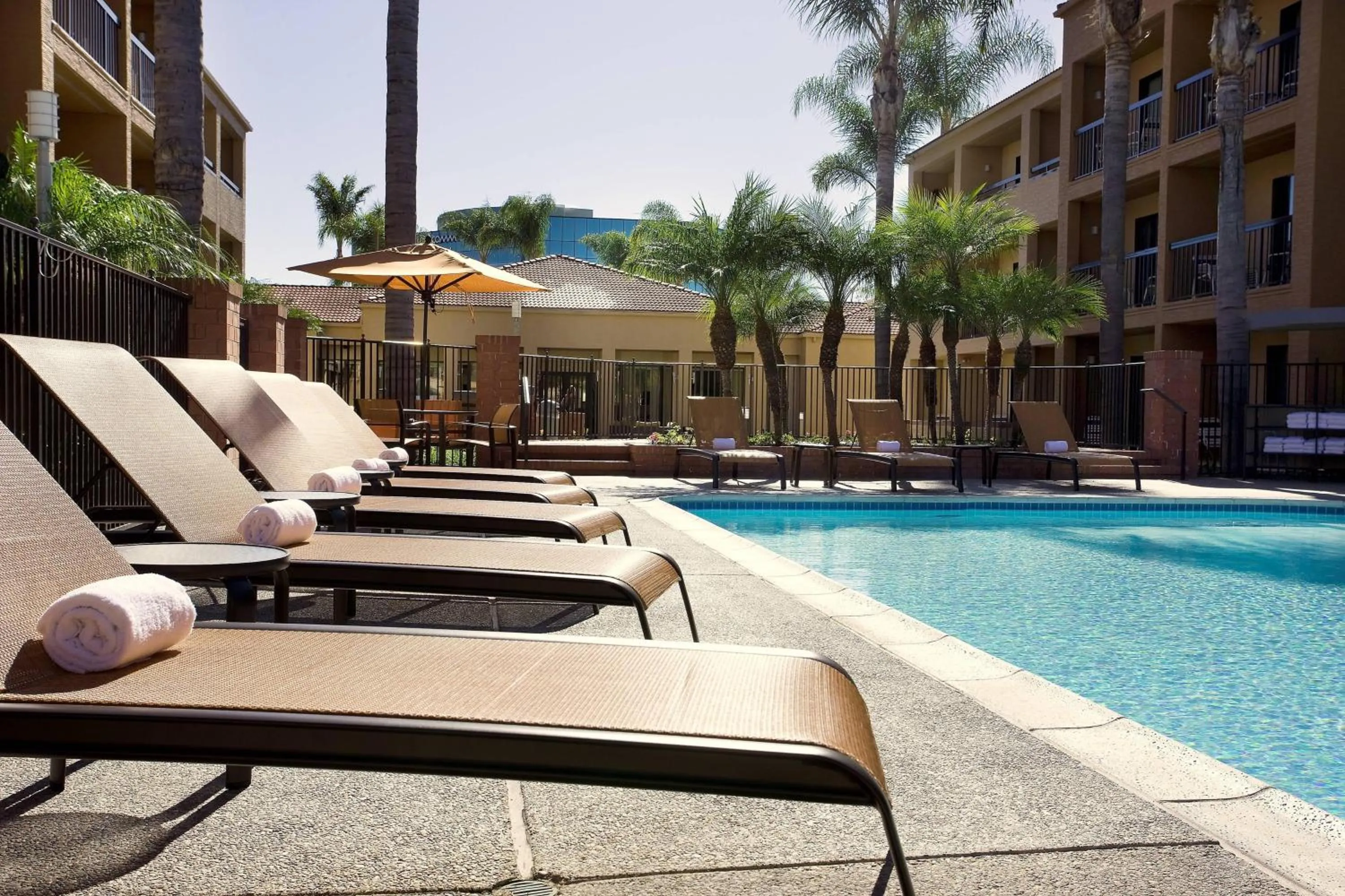 Swimming pool in Courtyard by Marriott San Diego Sorrento Valley