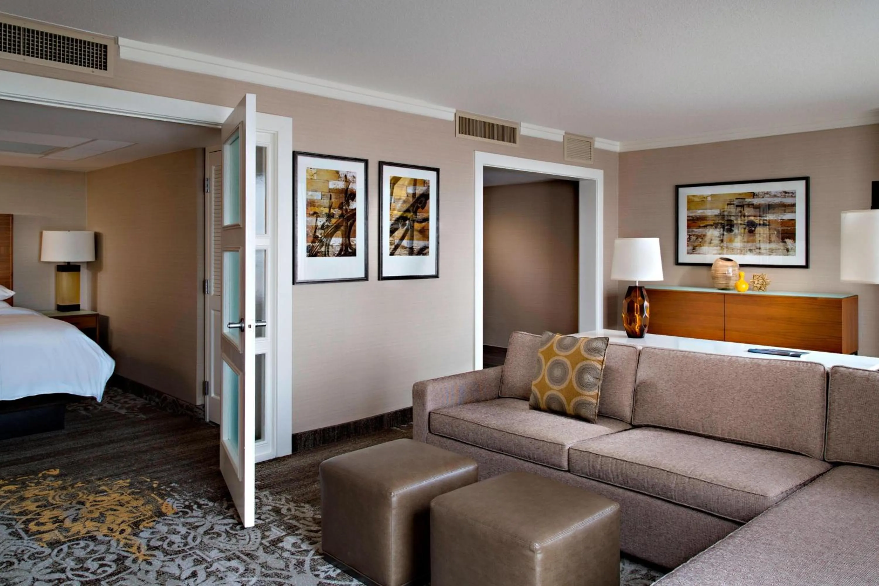 Living room, Bed in San Antonio Marriott Riverwalk