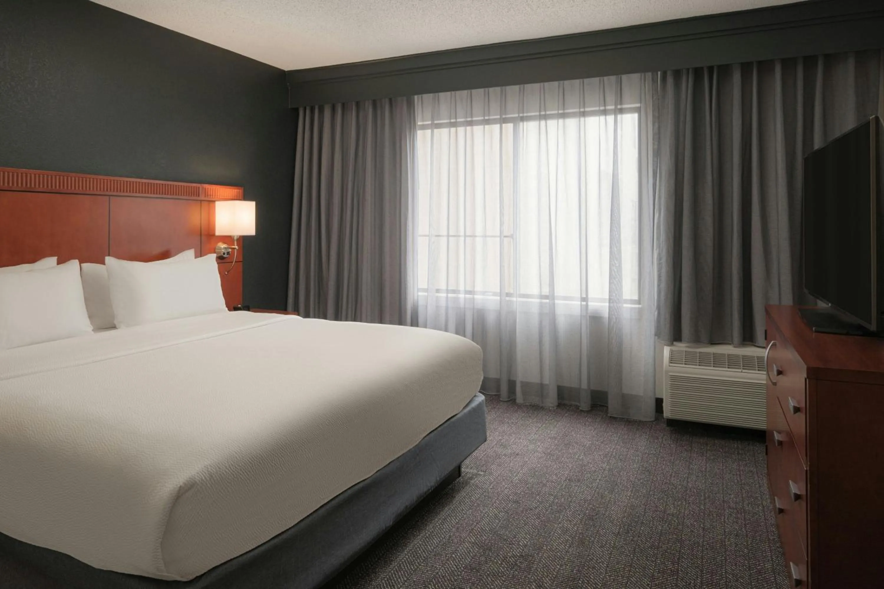 Bedroom, Bed in Courtyard by Marriott Louisville East