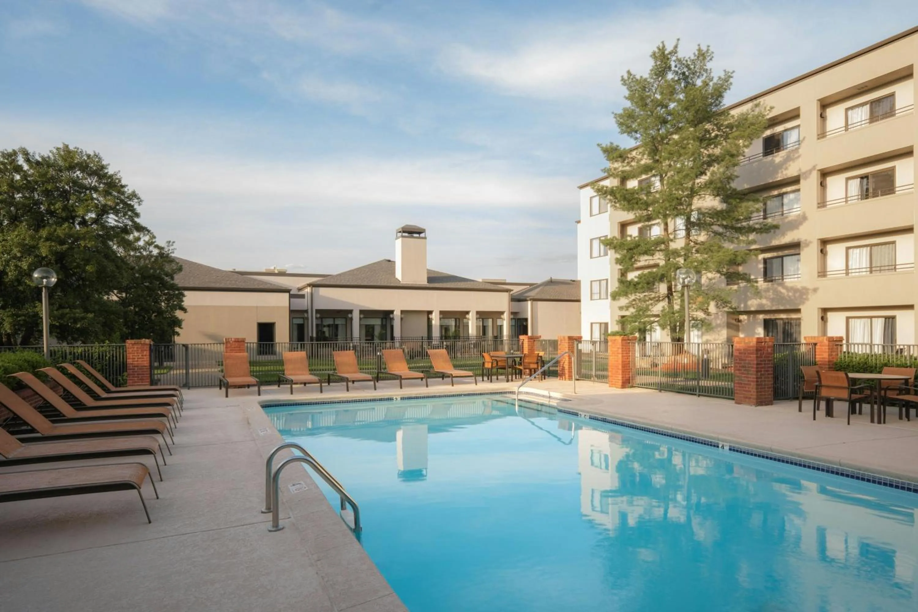 Swimming pool in Courtyard by Marriott Louisville East