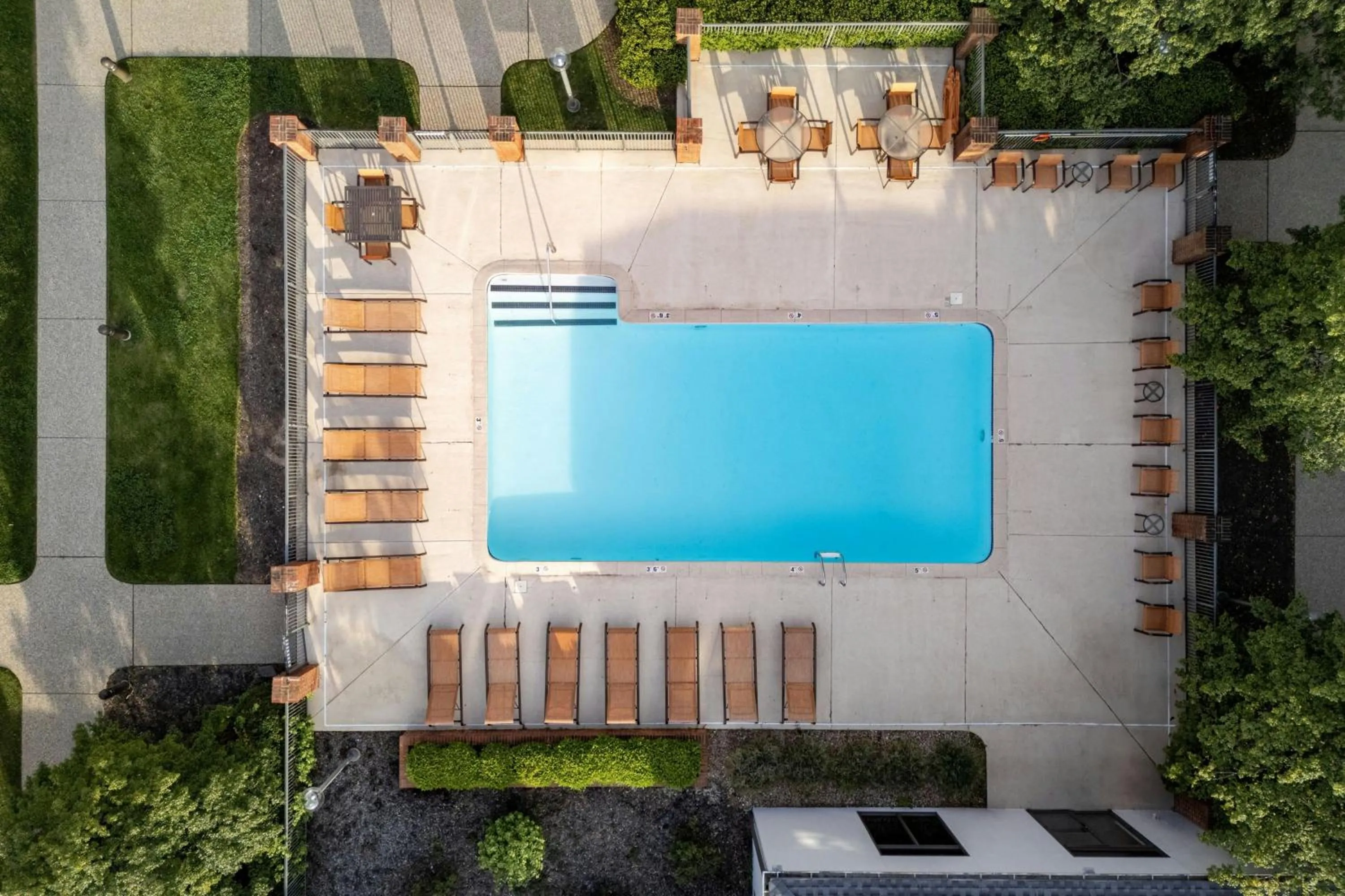 Swimming pool in Courtyard by Marriott Louisville East