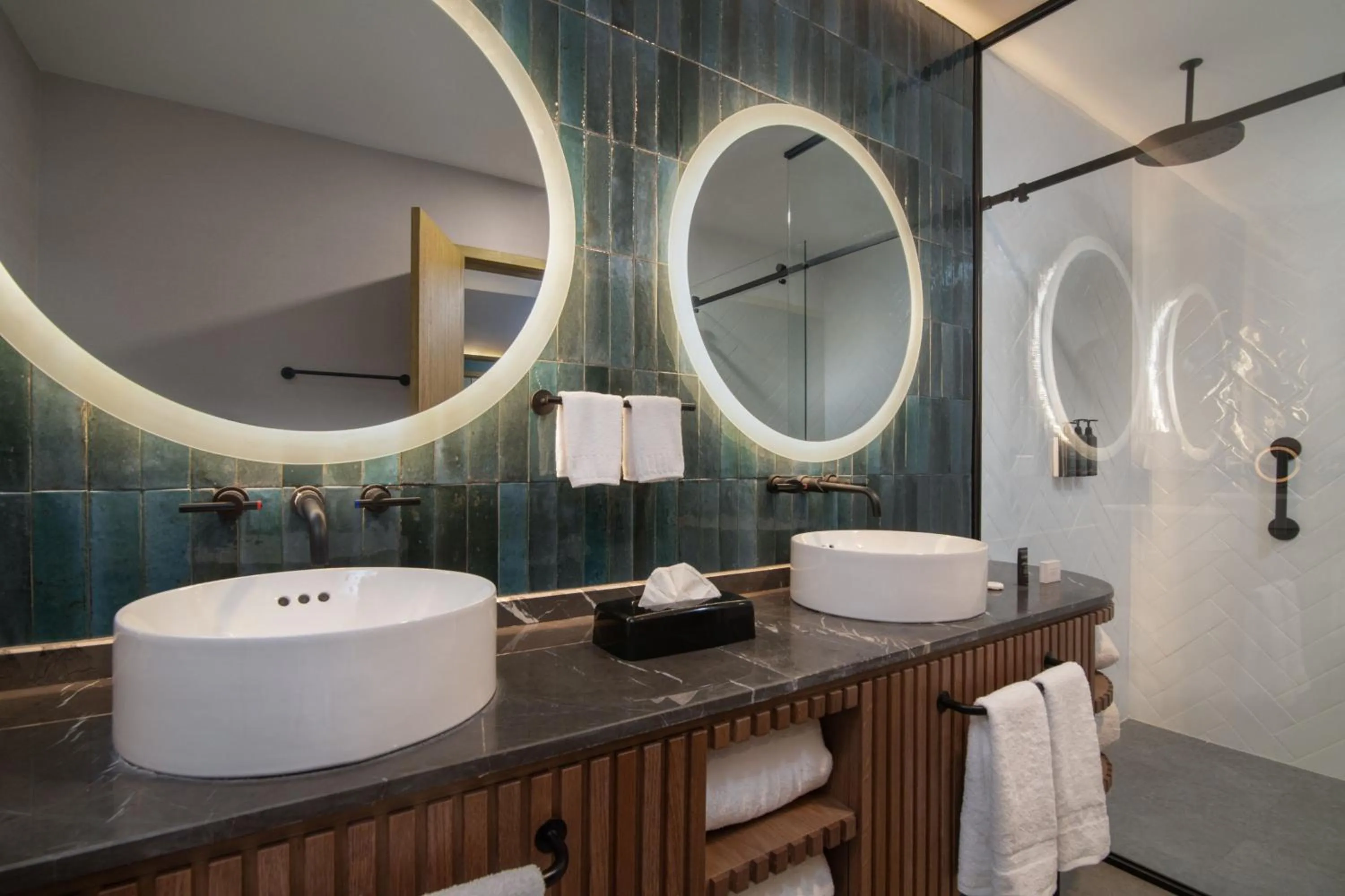 Shower in Courtyard by Marriott Santo Domingo