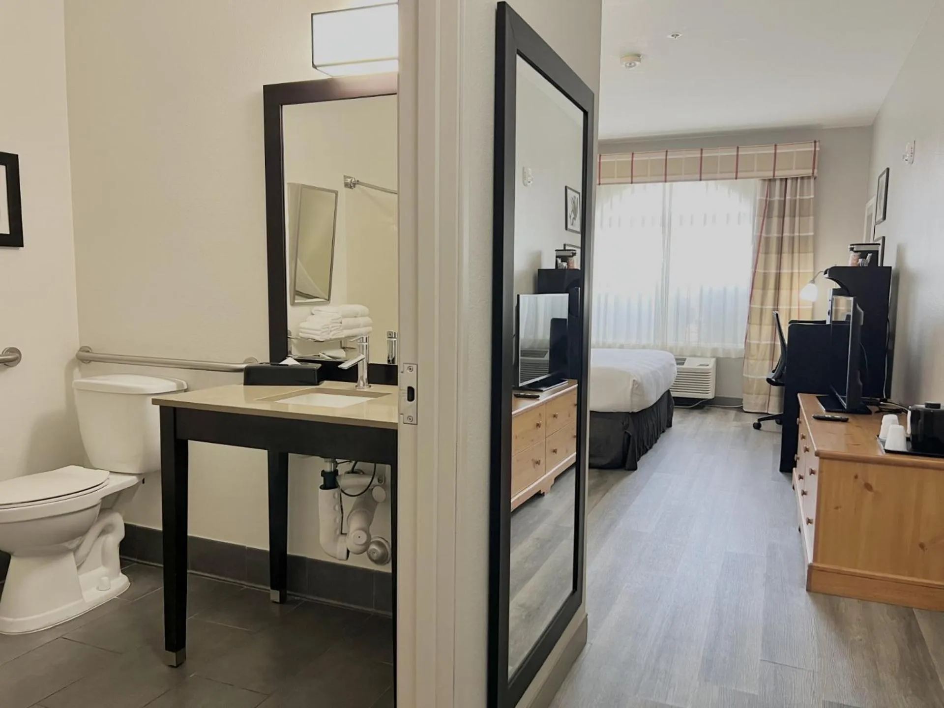 Toilet, Bed in Country Inn & Suites by Radisson, Tucson Airport, AZ