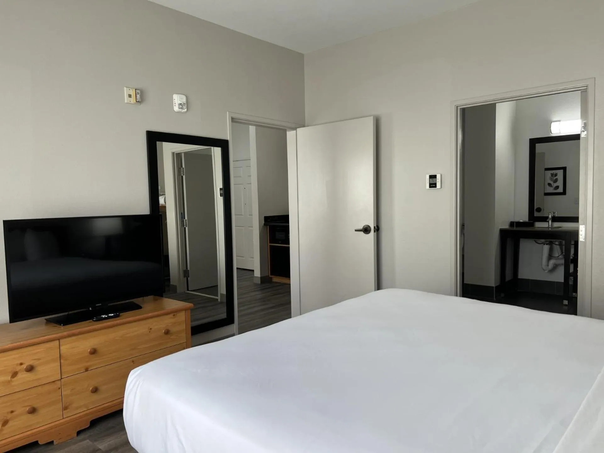 Bed in Country Inn & Suites by Radisson, Tucson Airport, AZ