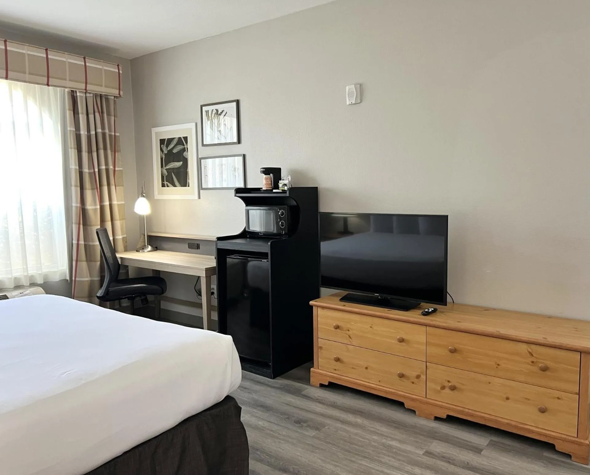 TV and multimedia, Bed in Country Inn & Suites by Radisson, Tucson Airport, AZ