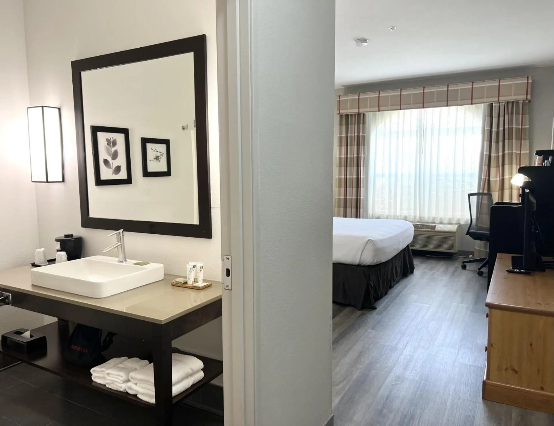 Bed in Country Inn & Suites by Radisson, Tucson Airport, AZ