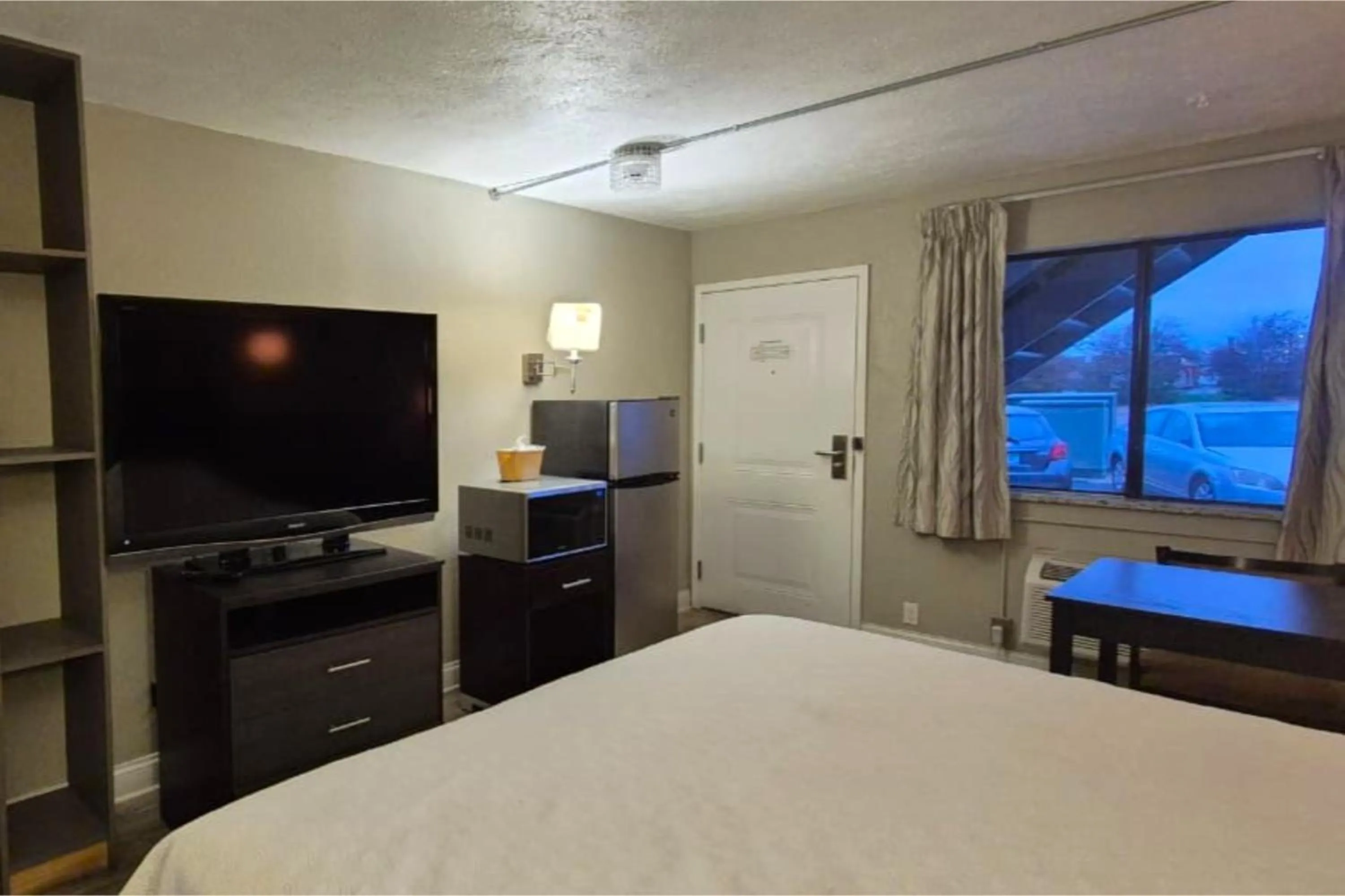 Bedroom, Bed in Economy Inn Merrillville By Townhouse I 65