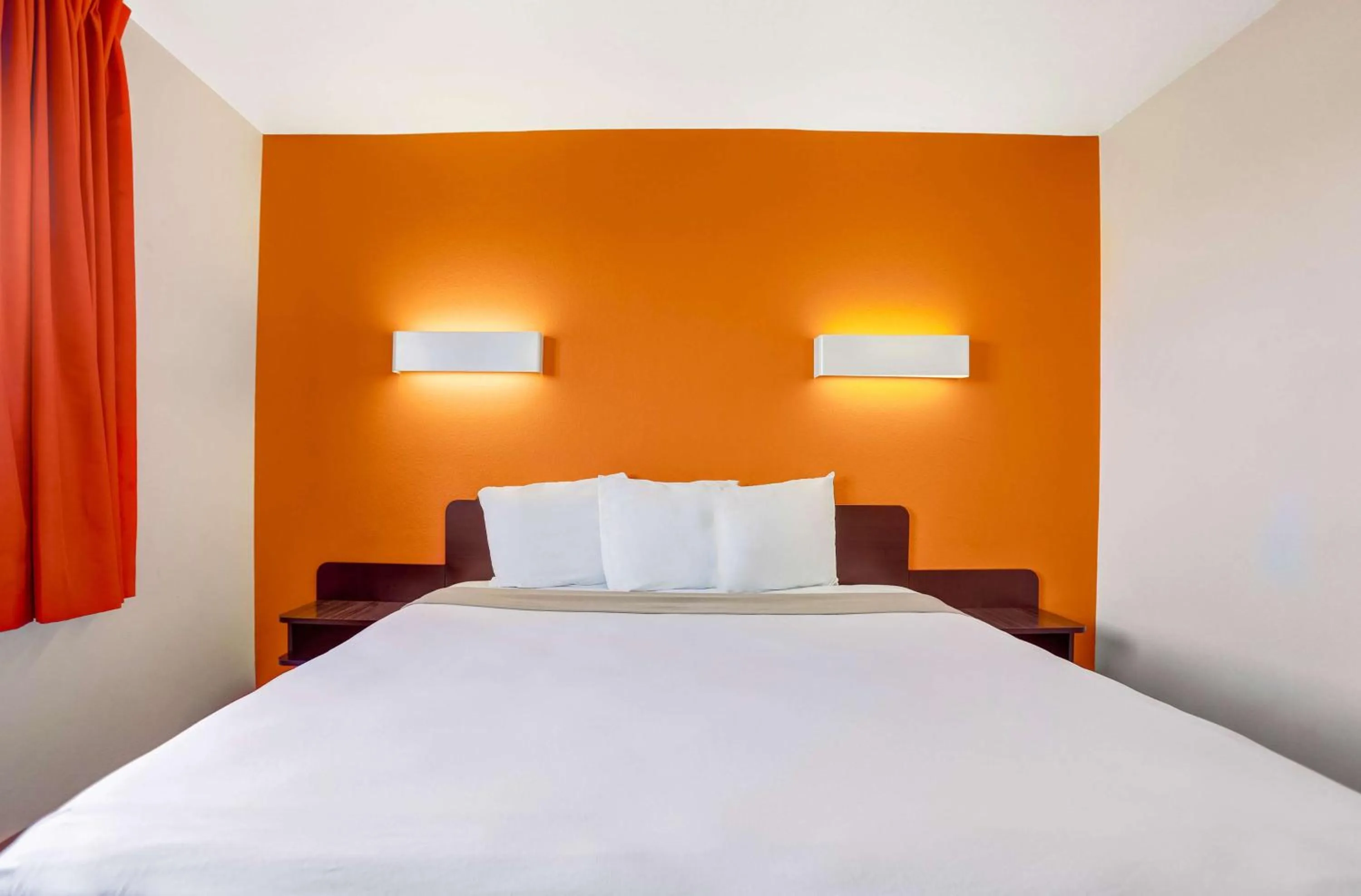 Photo of the whole room, Bed in Motel 6-Apache Junction, AZ