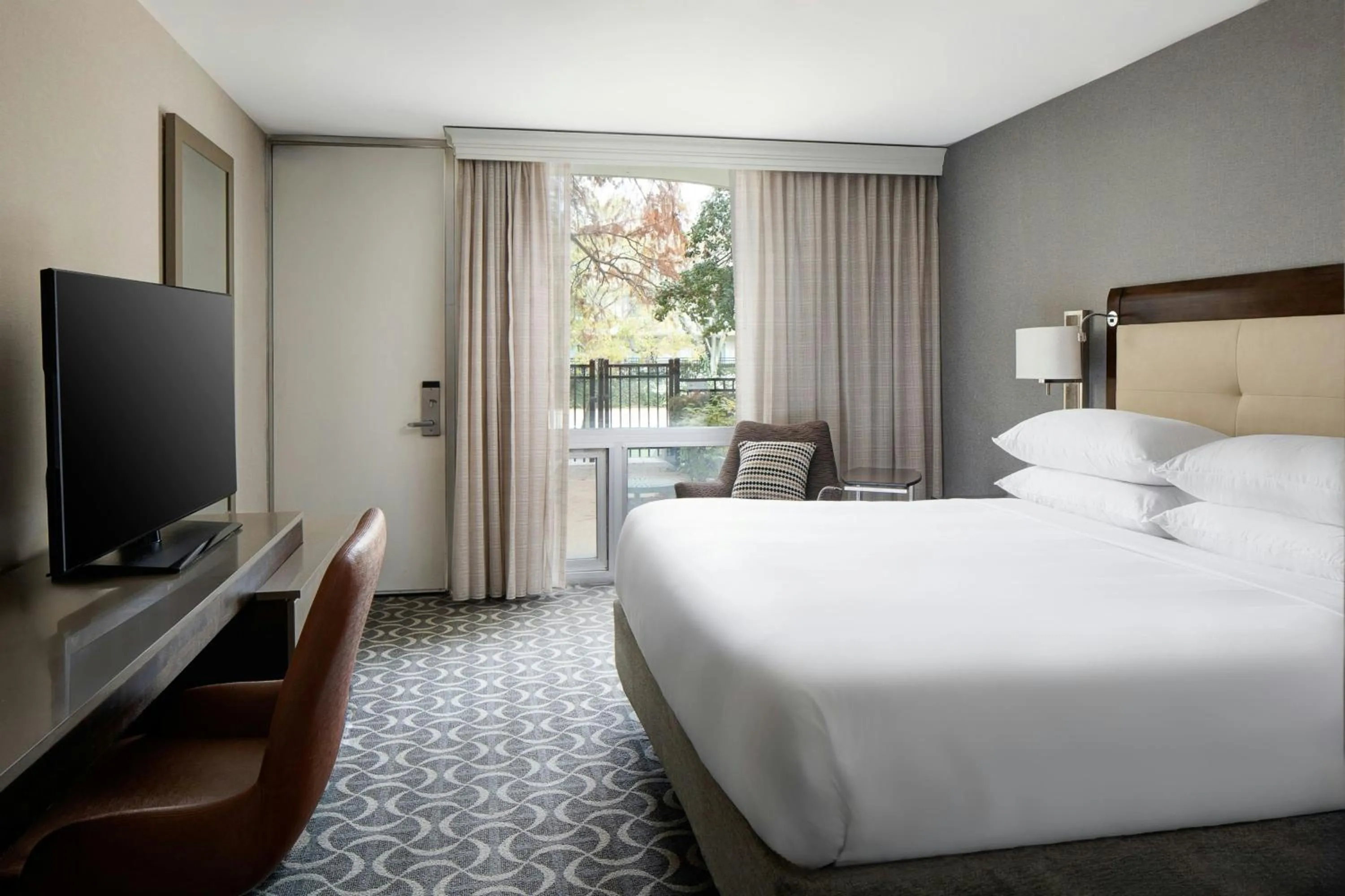 Photo of the whole room, Bed in Marriott St. Louis Airport