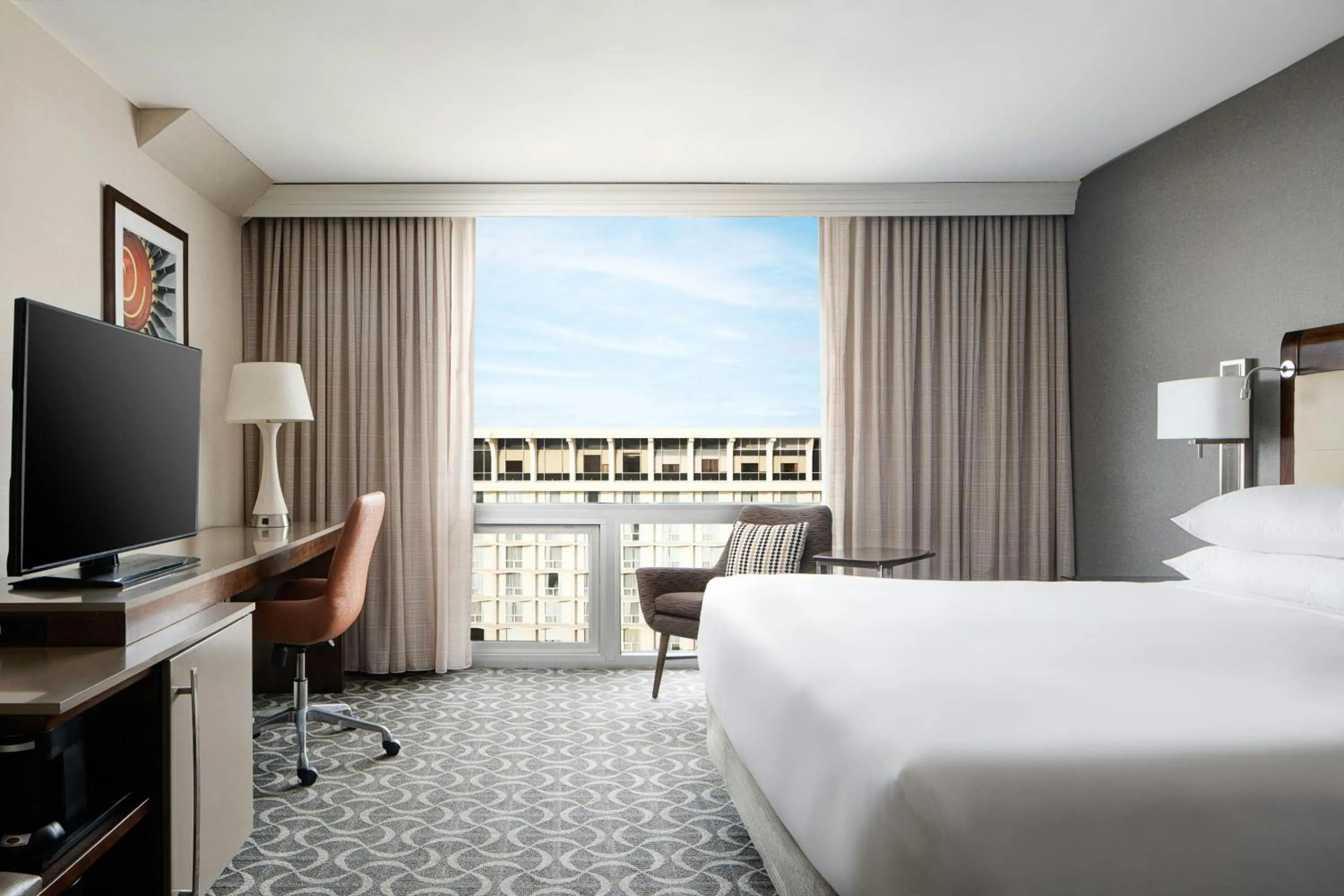 Photo of the whole room, Bed in Marriott St. Louis Airport