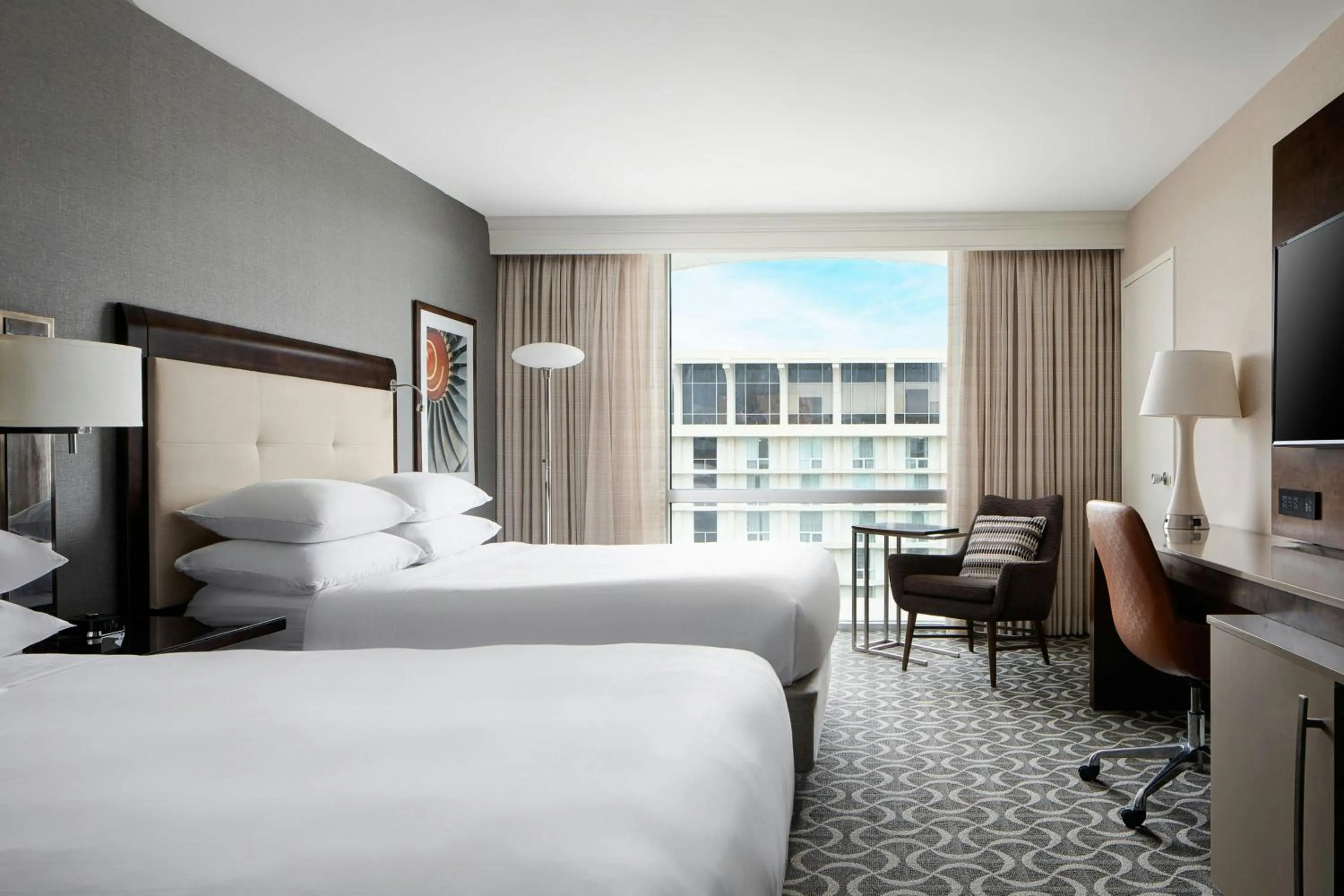 Photo of the whole room, Bed in Marriott St. Louis Airport