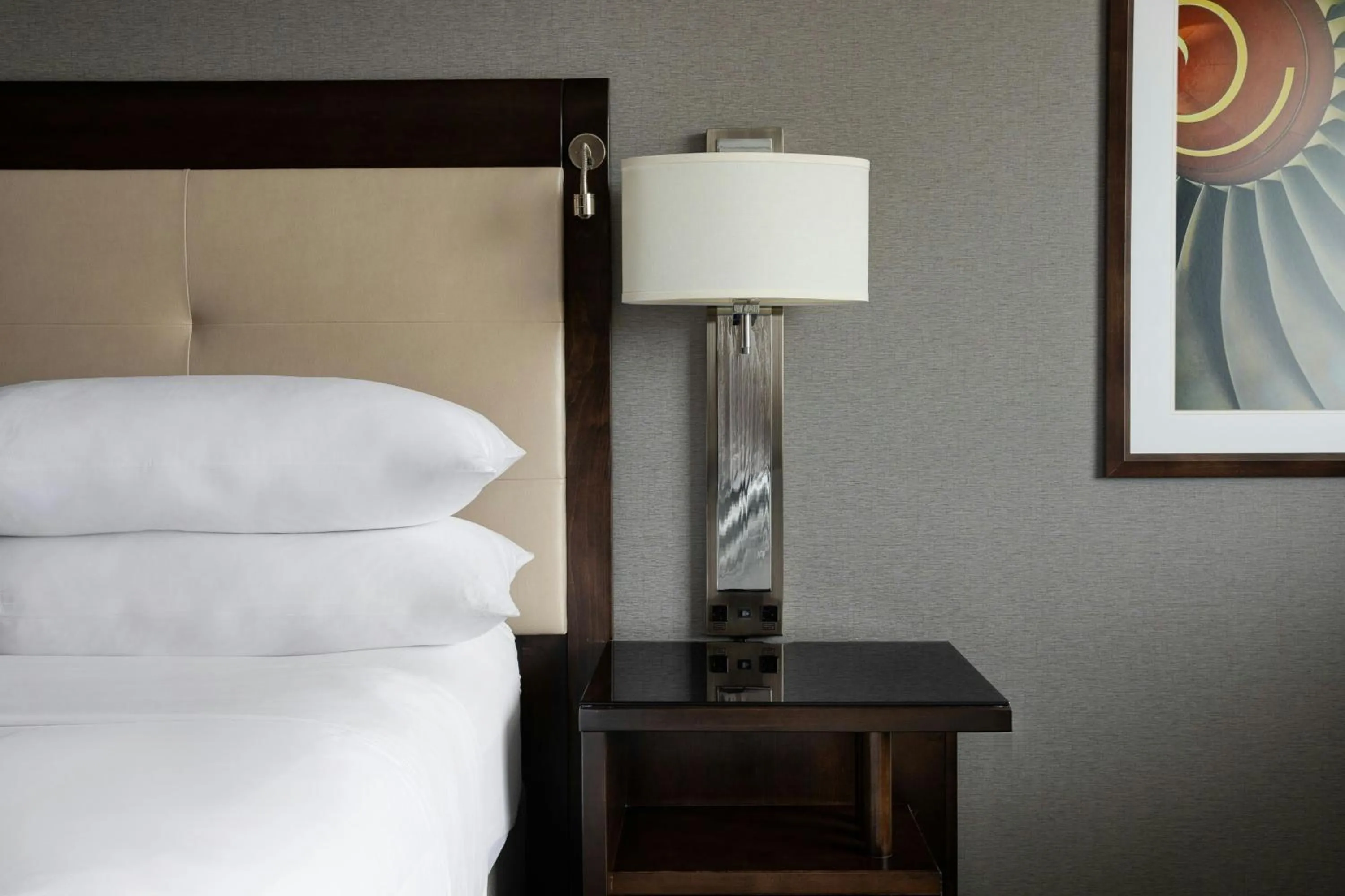 Photo of the whole room, Bed in Marriott St. Louis Airport