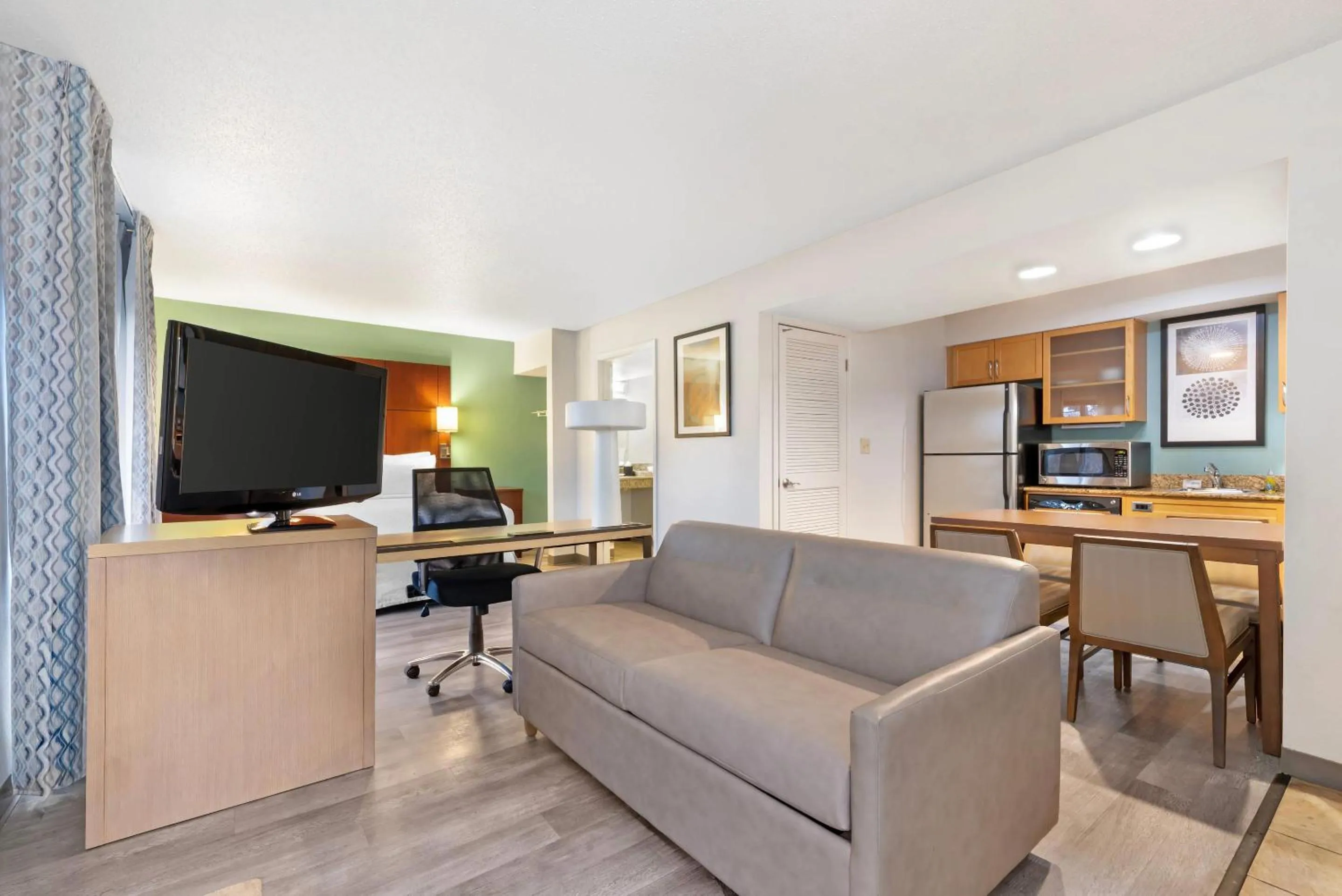 Bedroom in MainStay Suites St Louis - Galleria