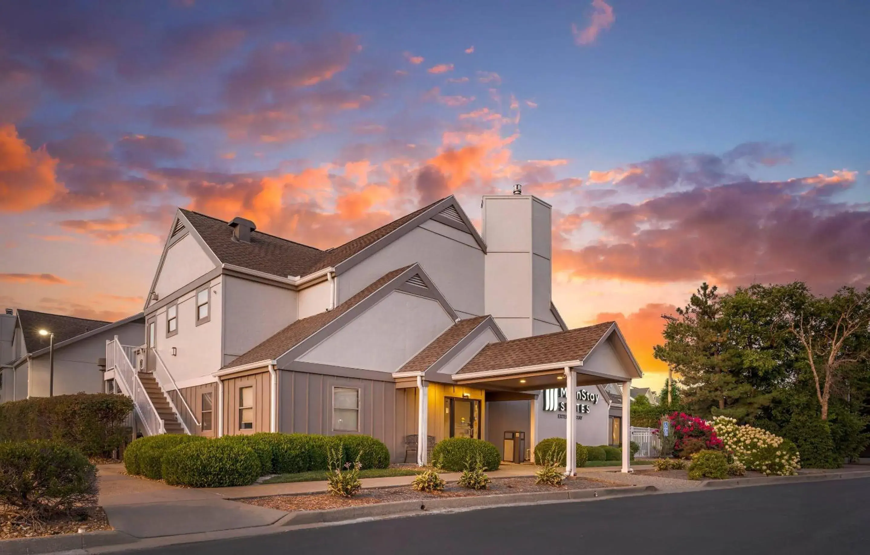 Property building in MainStay Suites St Louis - Galleria Property building in MainStay Suites St Louis - Galleria