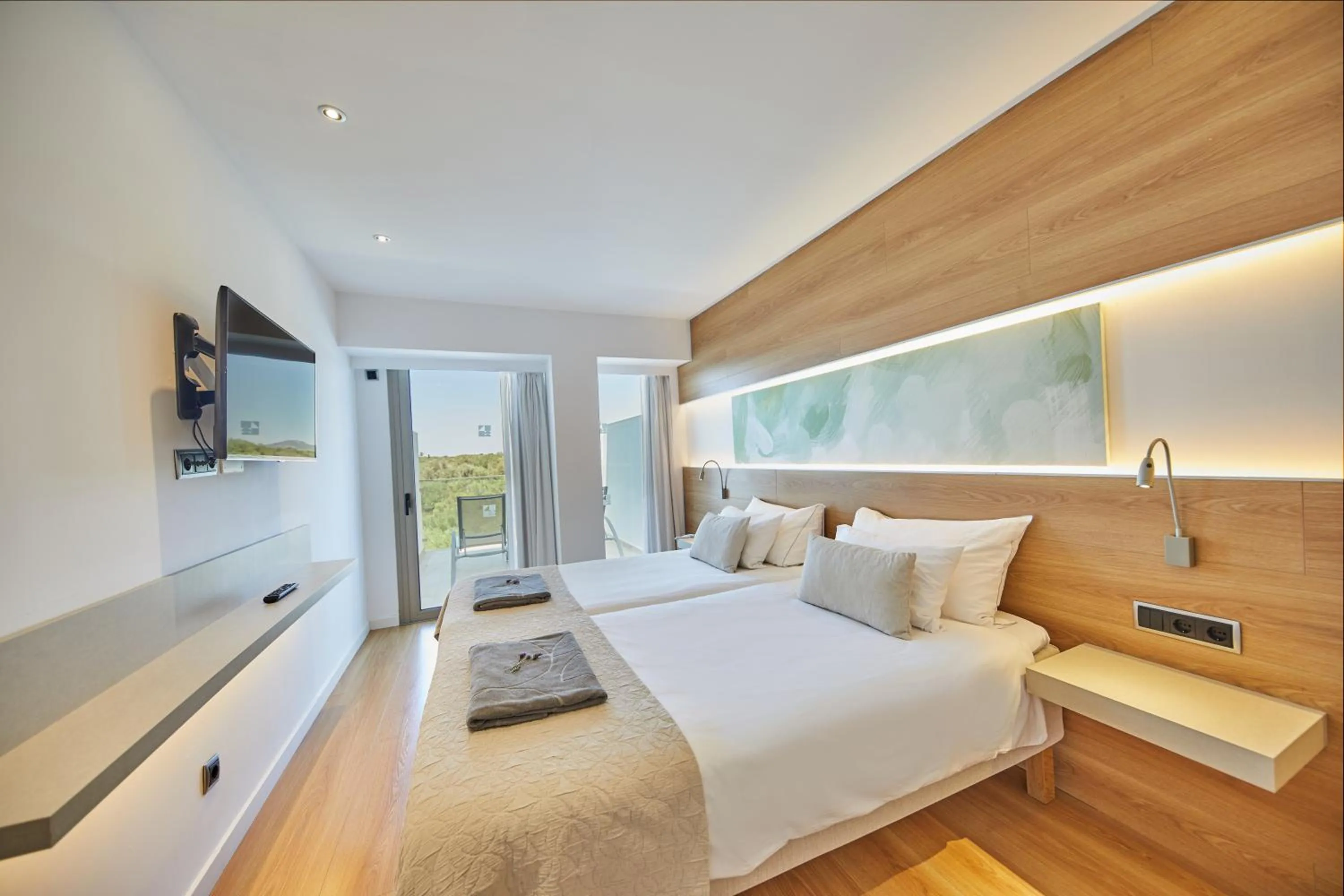 Photo of the whole room, Bed in Monsuau Cala D'Or Hotel 4 Sup - Adults Only