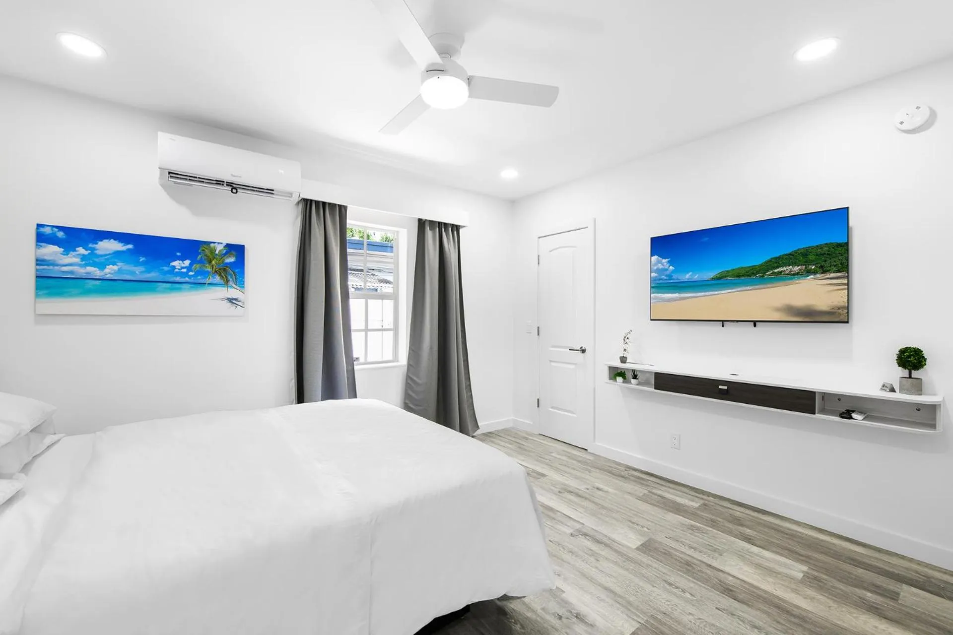 Bed in The Hotel Deauville