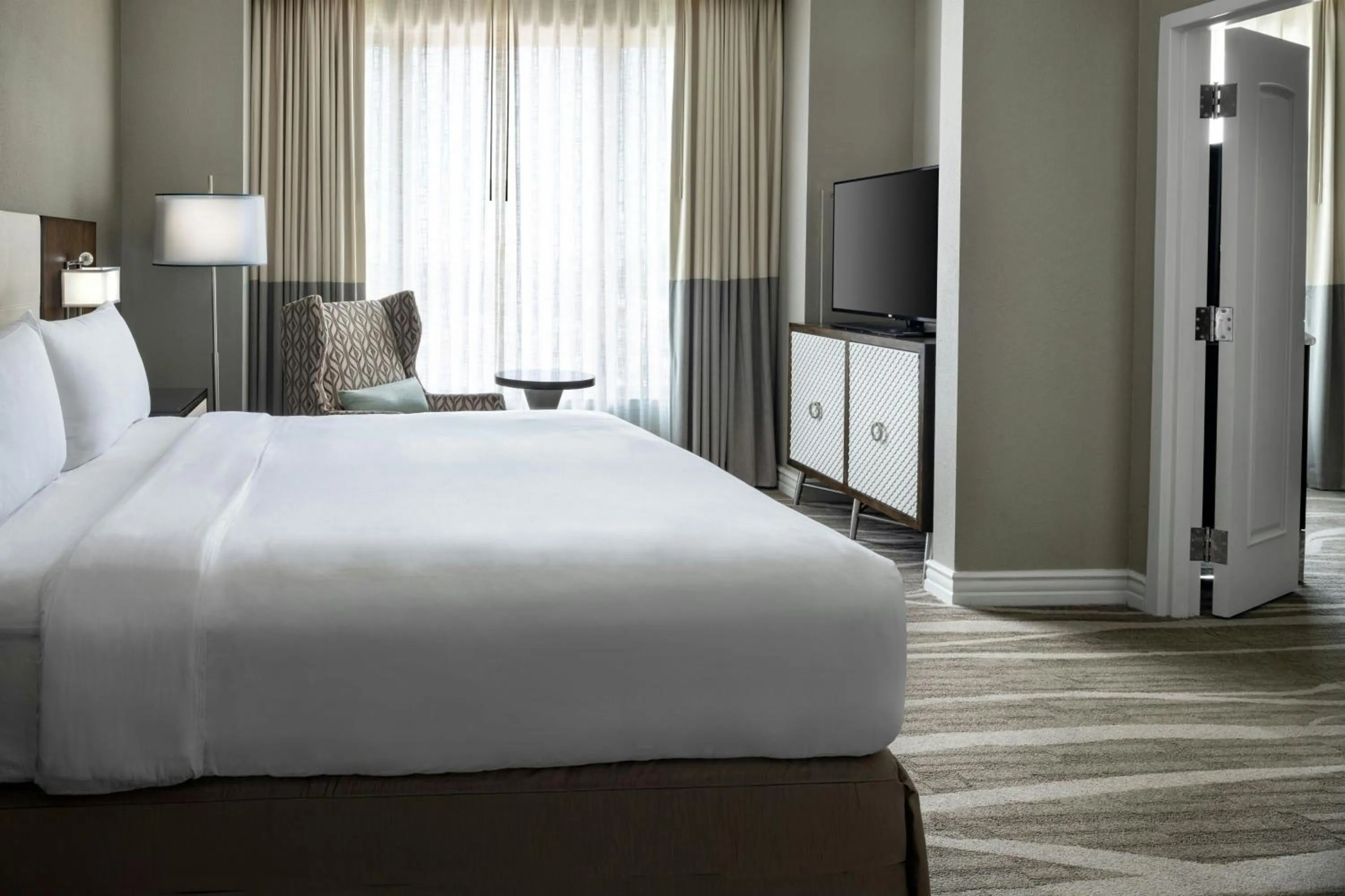 Bedroom, Bed in Renaissance Tampa International Plaza Hotel