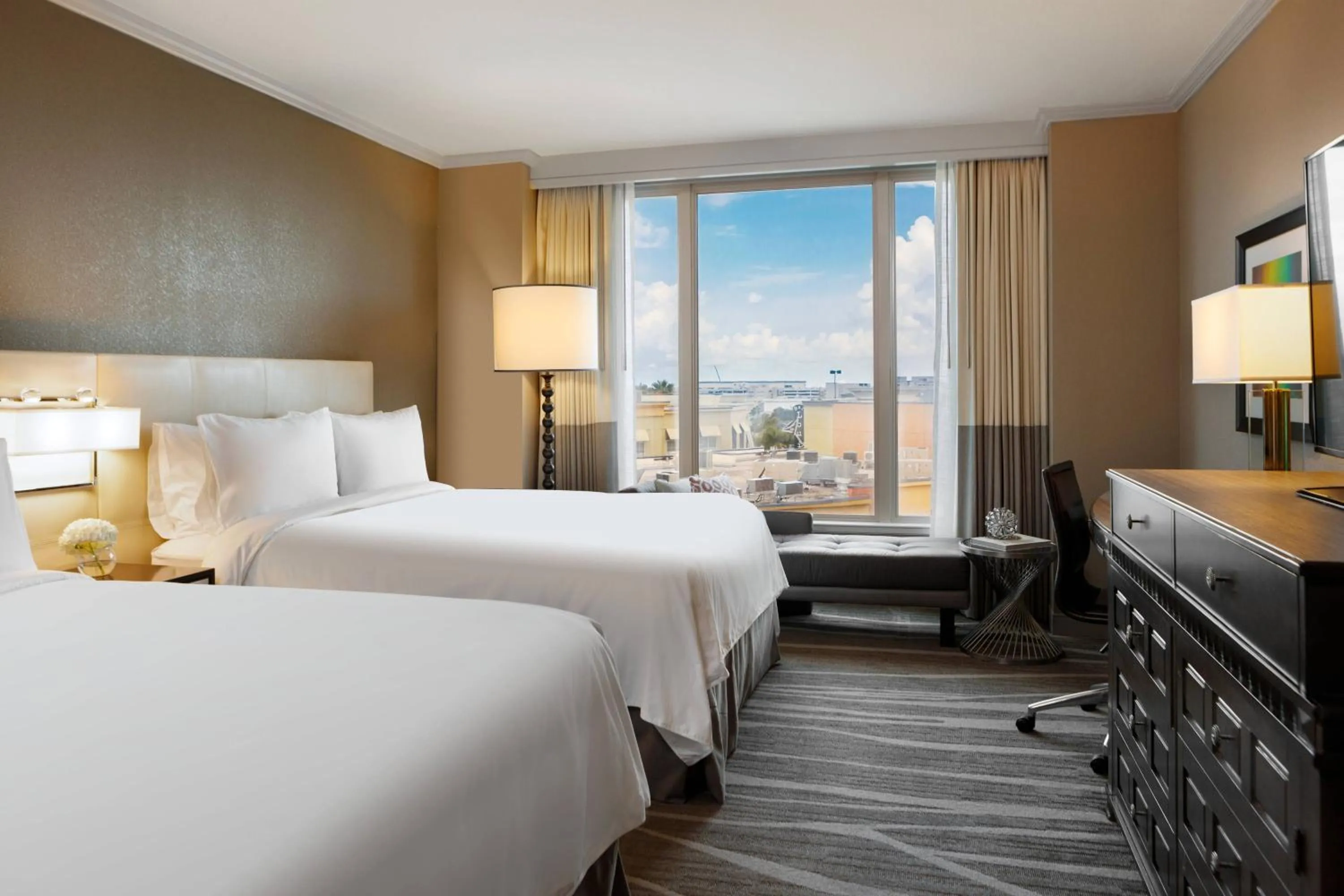 Photo of the whole room, Bed in Renaissance Tampa International Plaza Hotel