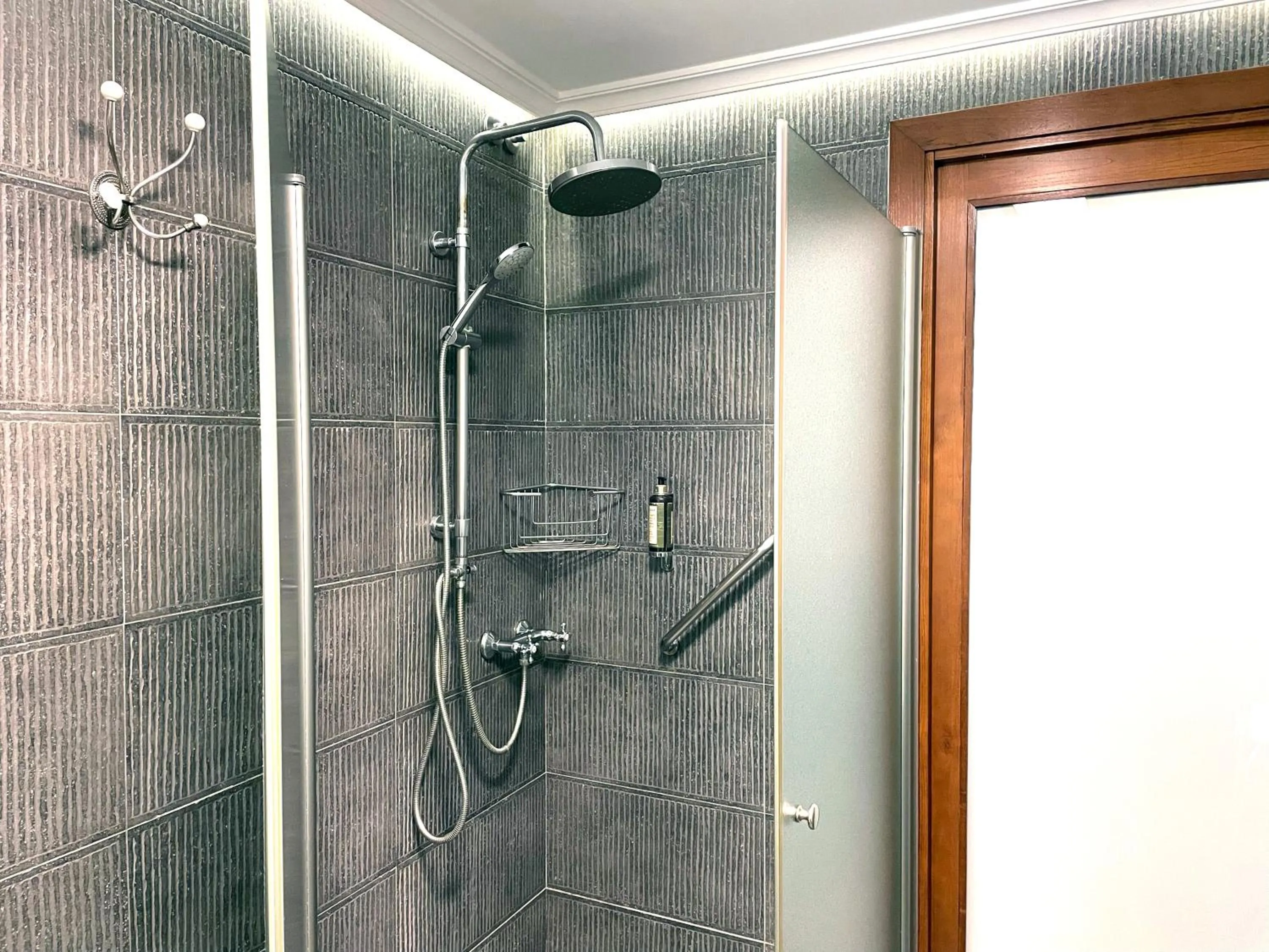 Shower in El Jardín del Convento, Casa Rural