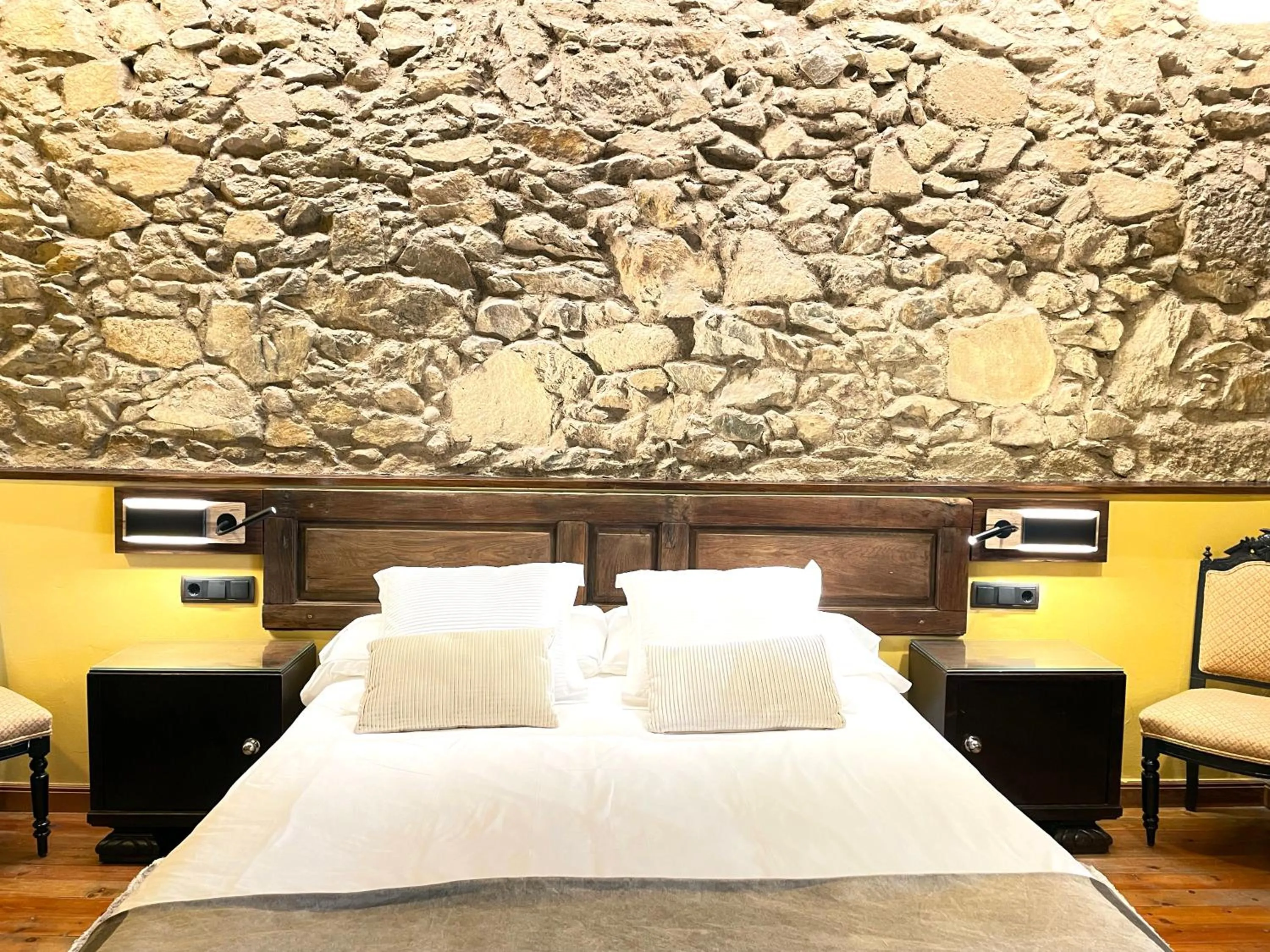 Photo of the whole room, Bed in El Jardín del Convento, Casa Rural