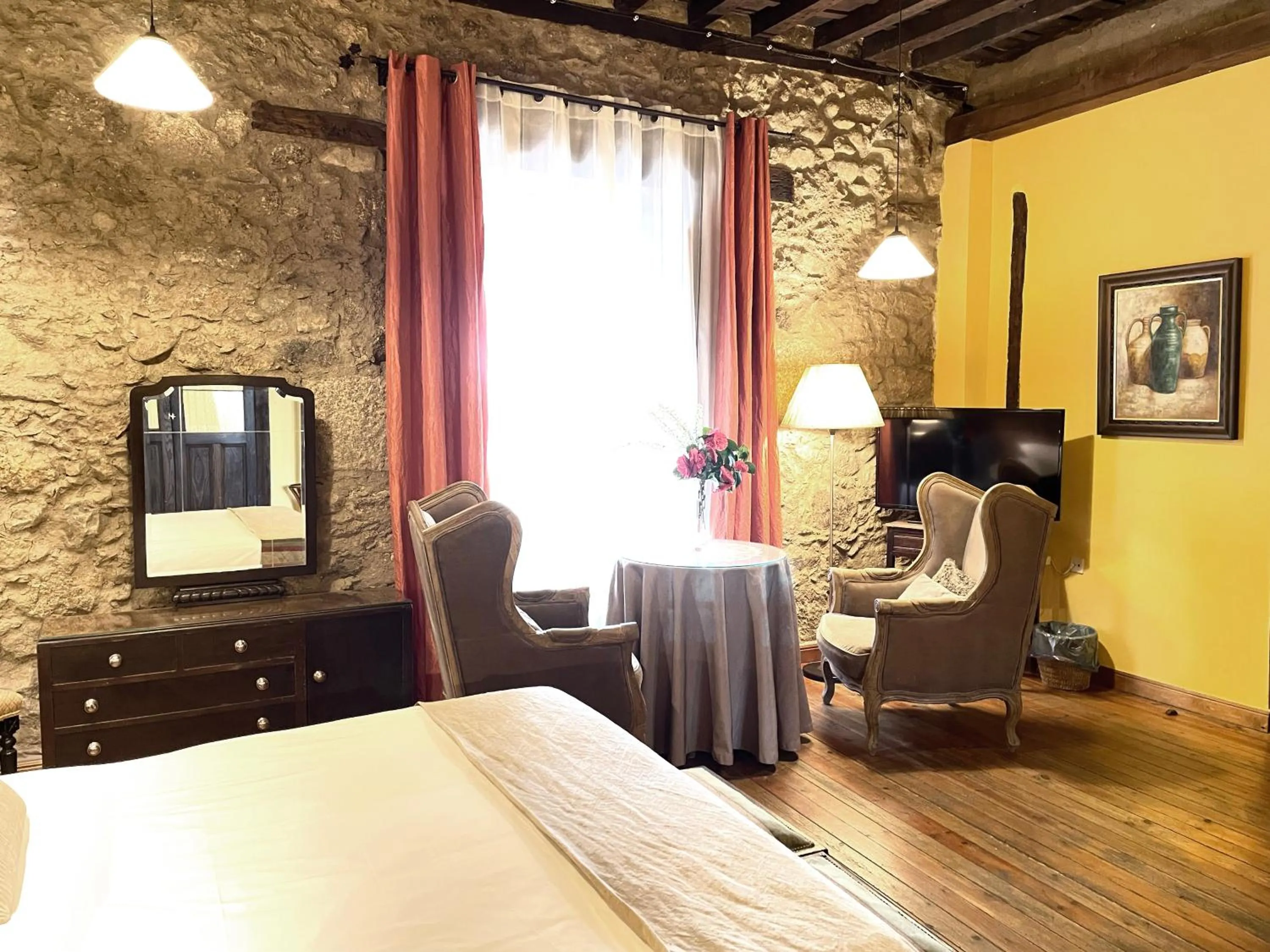 Photo of the whole room, Bed in El Jardín del Convento, Casa Rural