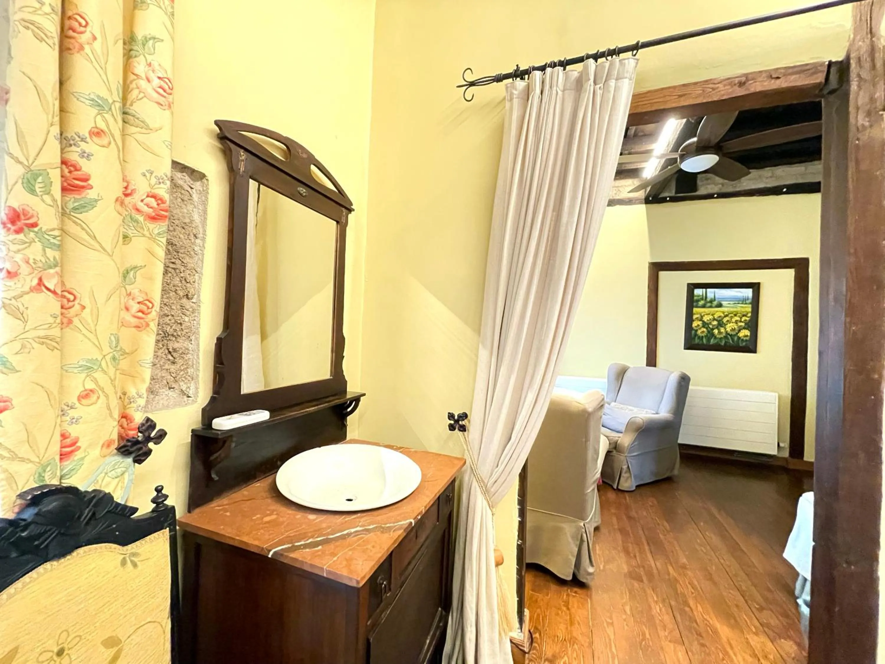 Photo of the whole room, Bed in El Jardín del Convento, Casa Rural