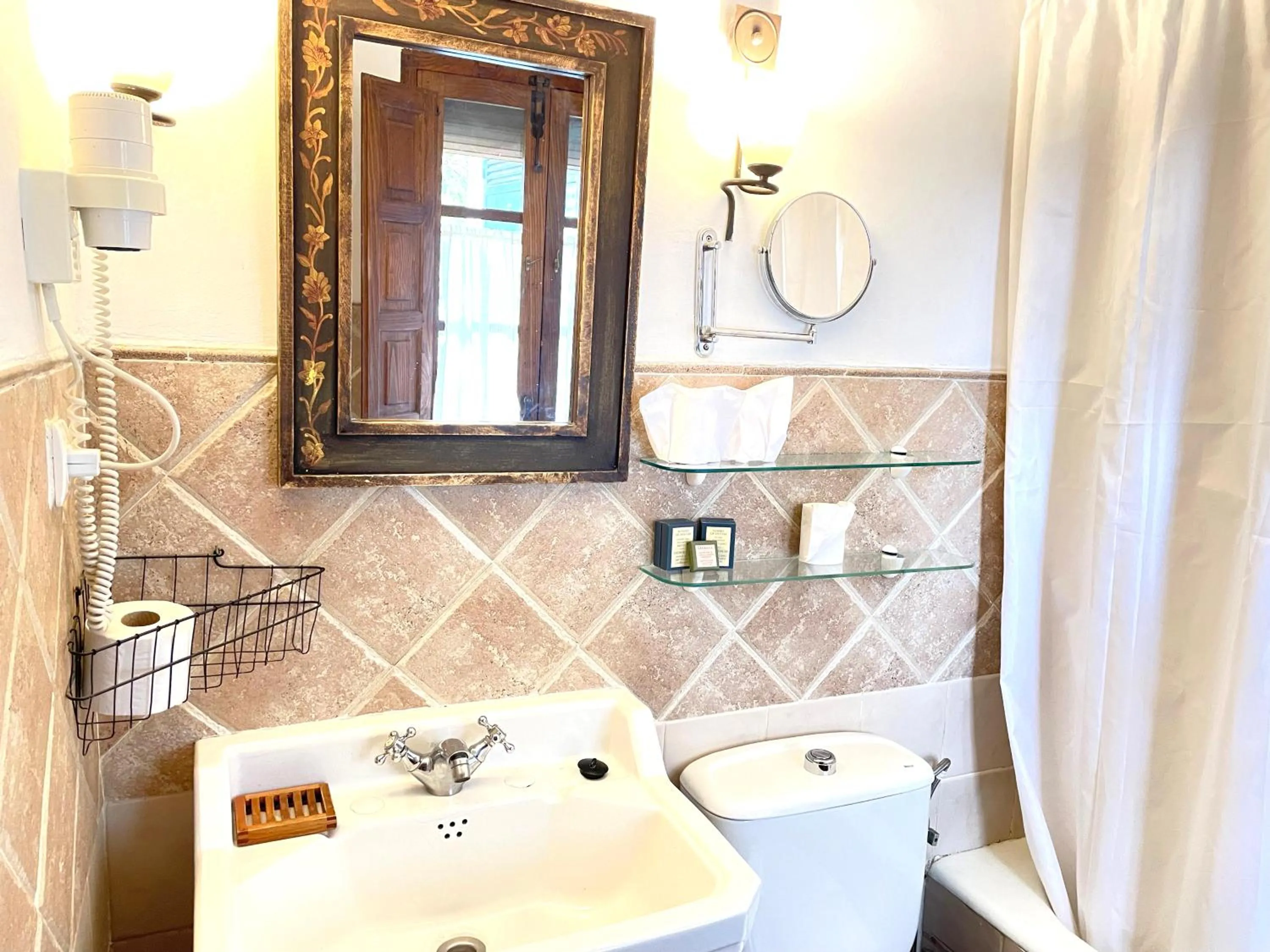 Toilet in El Jardín del Convento, Casa Rural