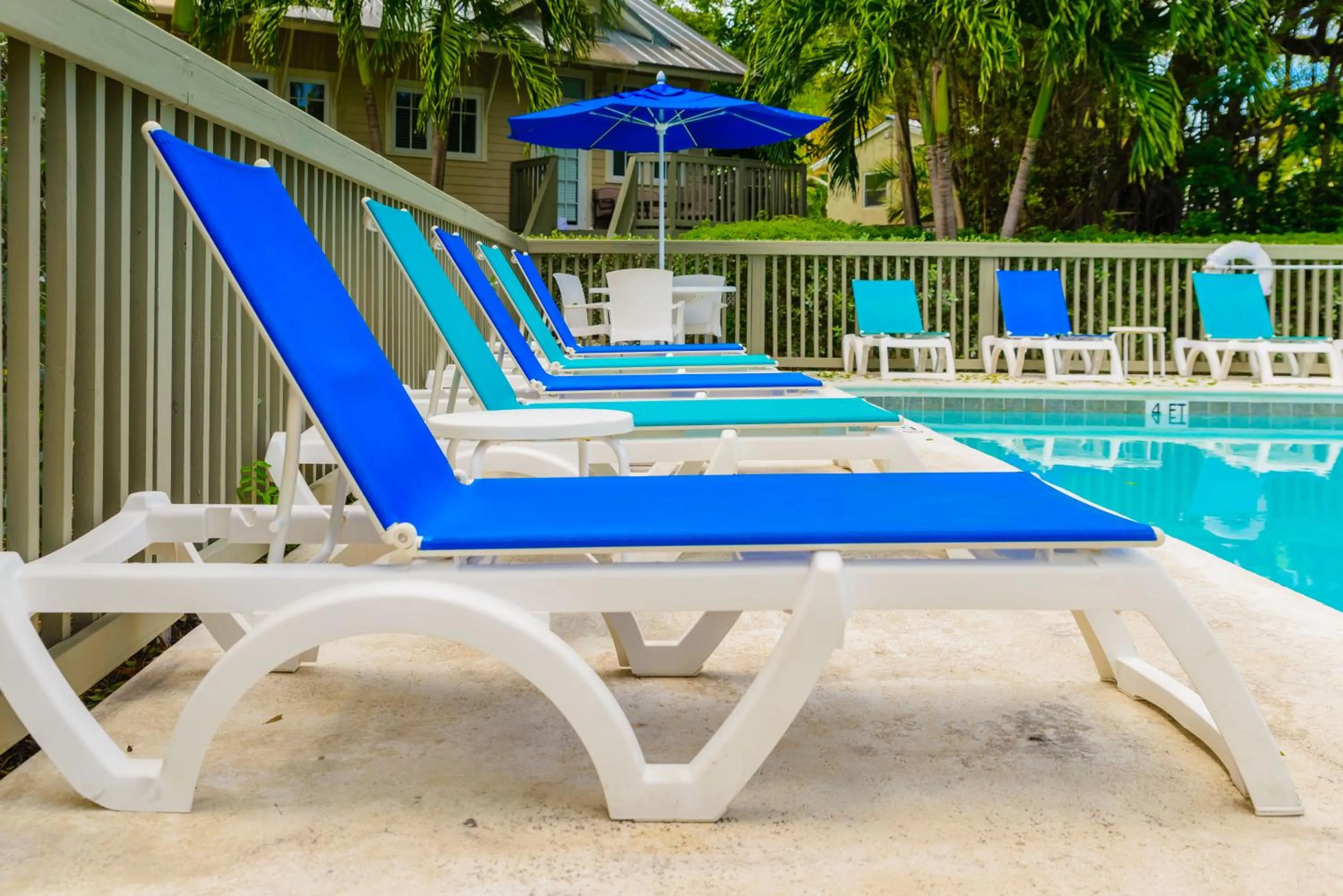Swimming pool in Coconut Mallory Resort and Marina