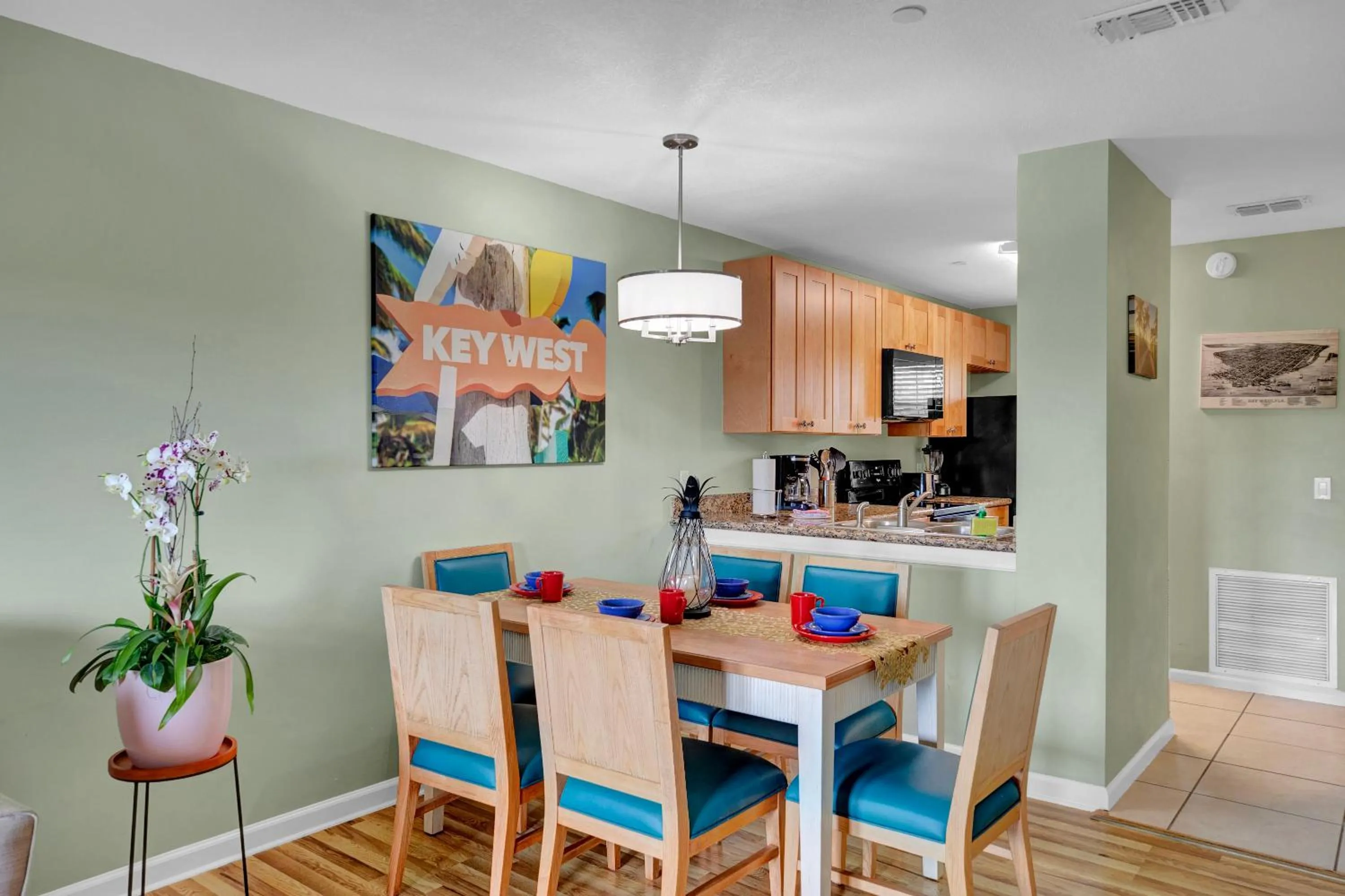 Dining area in Coconut Mallory Resort and Marina