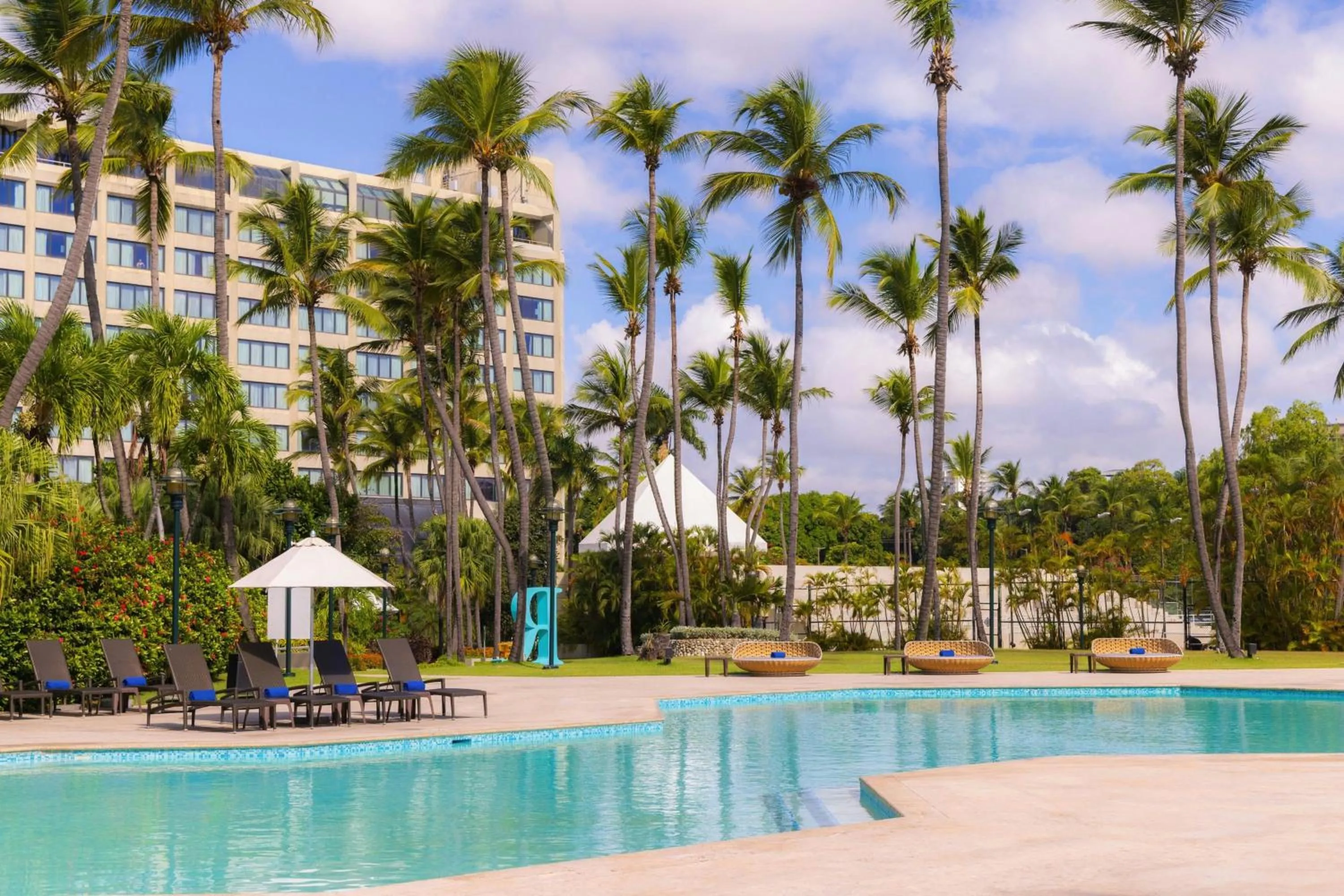 Swimming pool in Renaissance Santo Domingo Jaragua Hotel & Casino