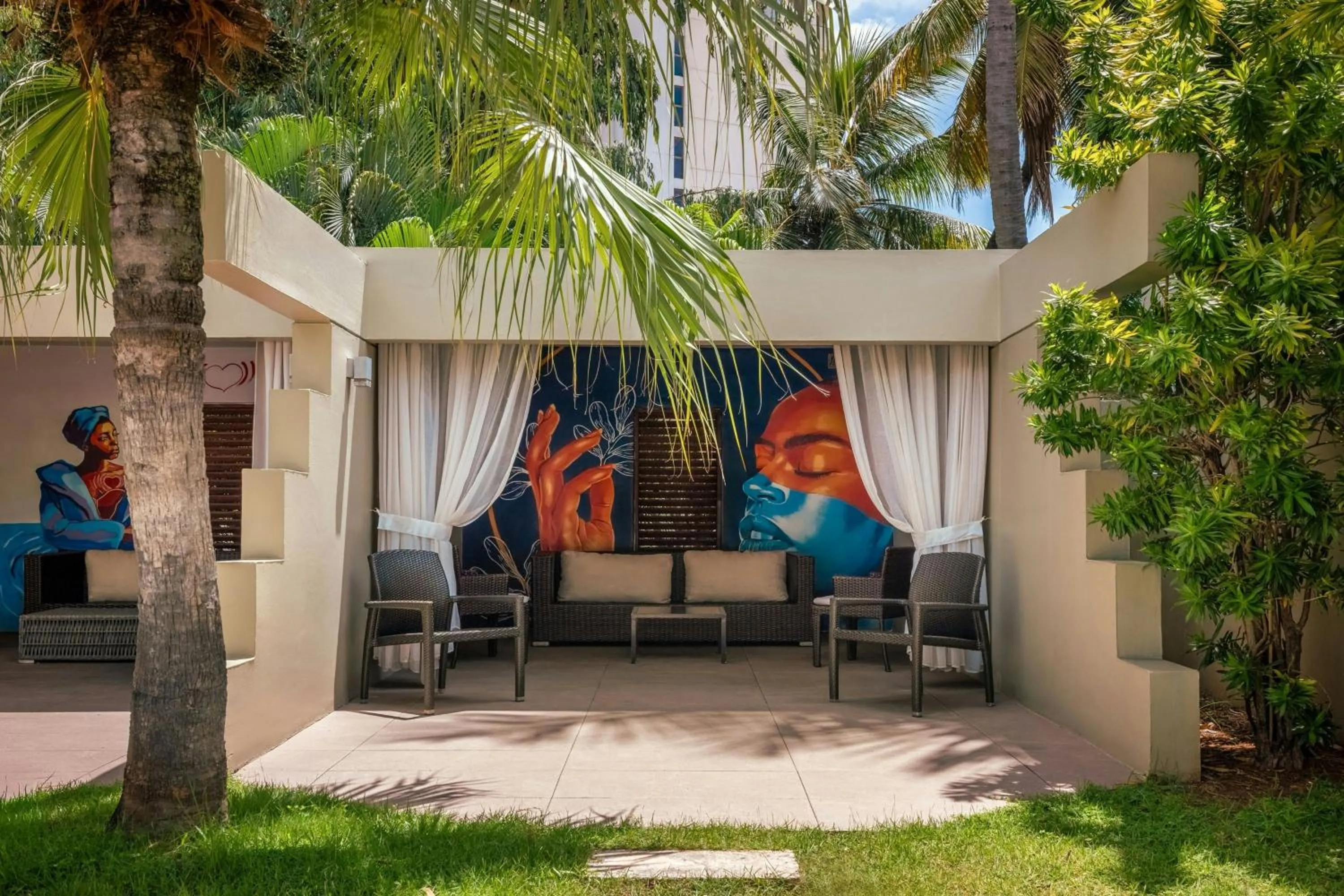 Swimming pool in Renaissance Santo Domingo Jaragua Hotel & Casino