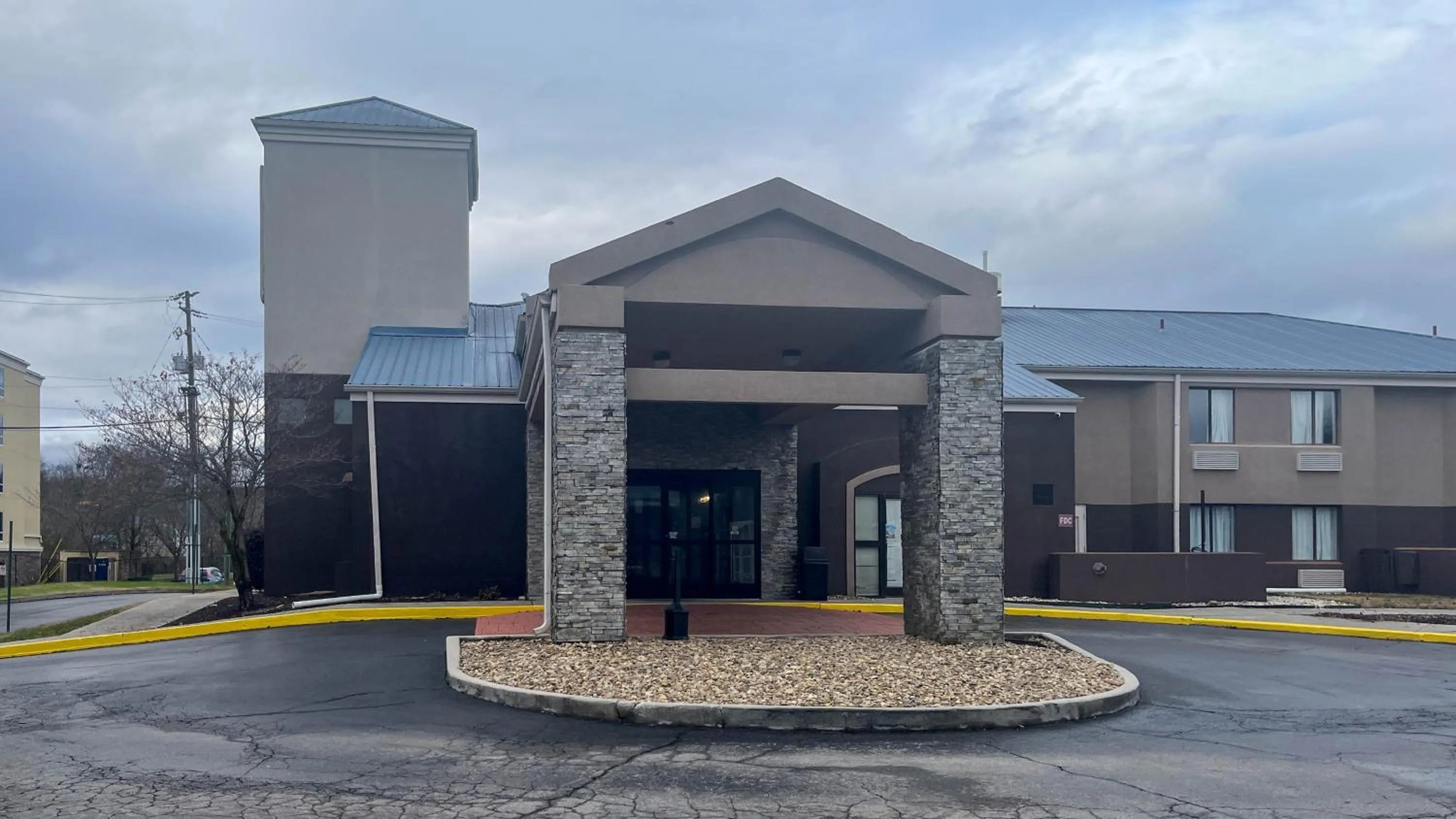 Property building in Studio 6 Suites - Knoxville, TN - Downtown