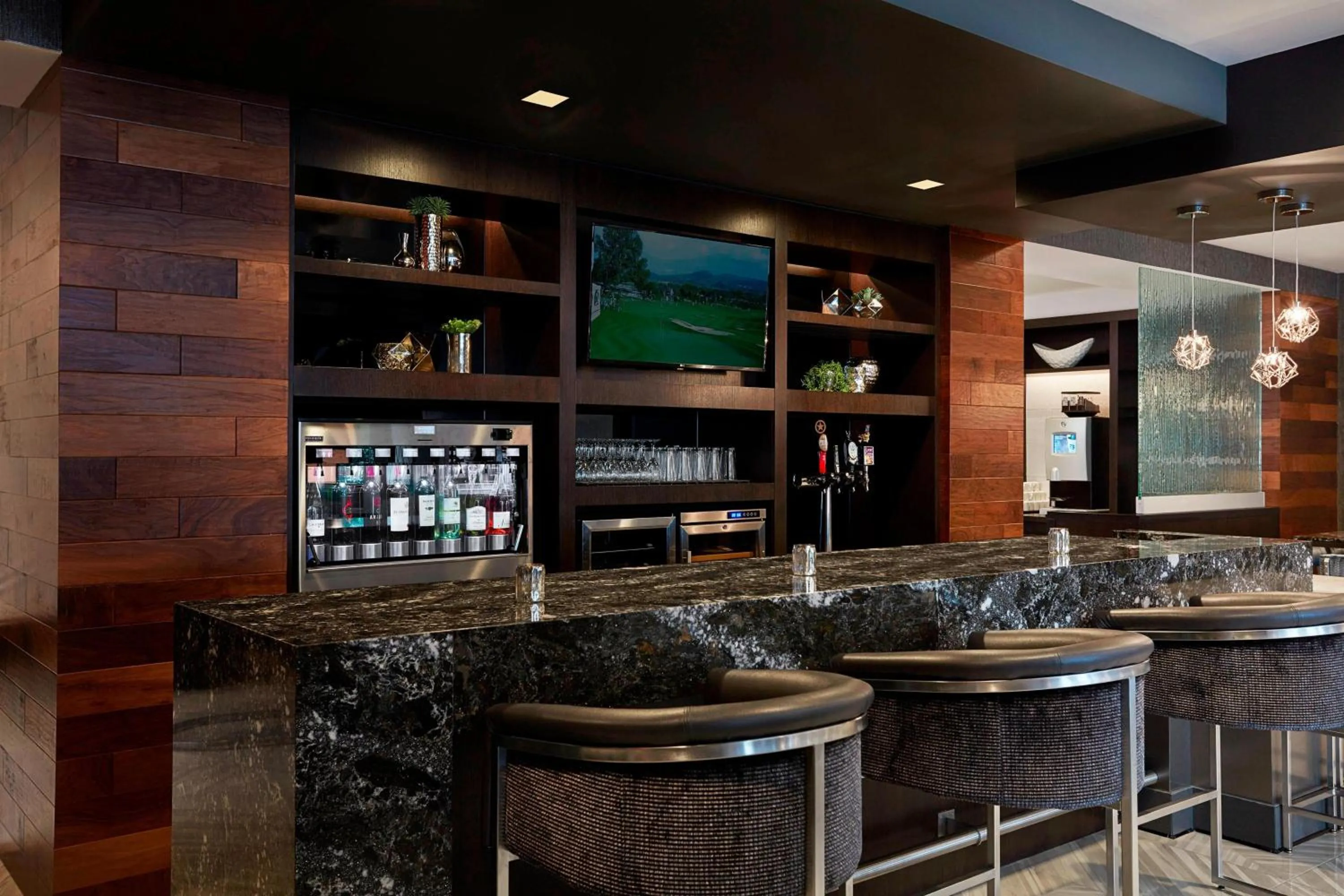 Lounge or bar in Crystal Gateway Marriott