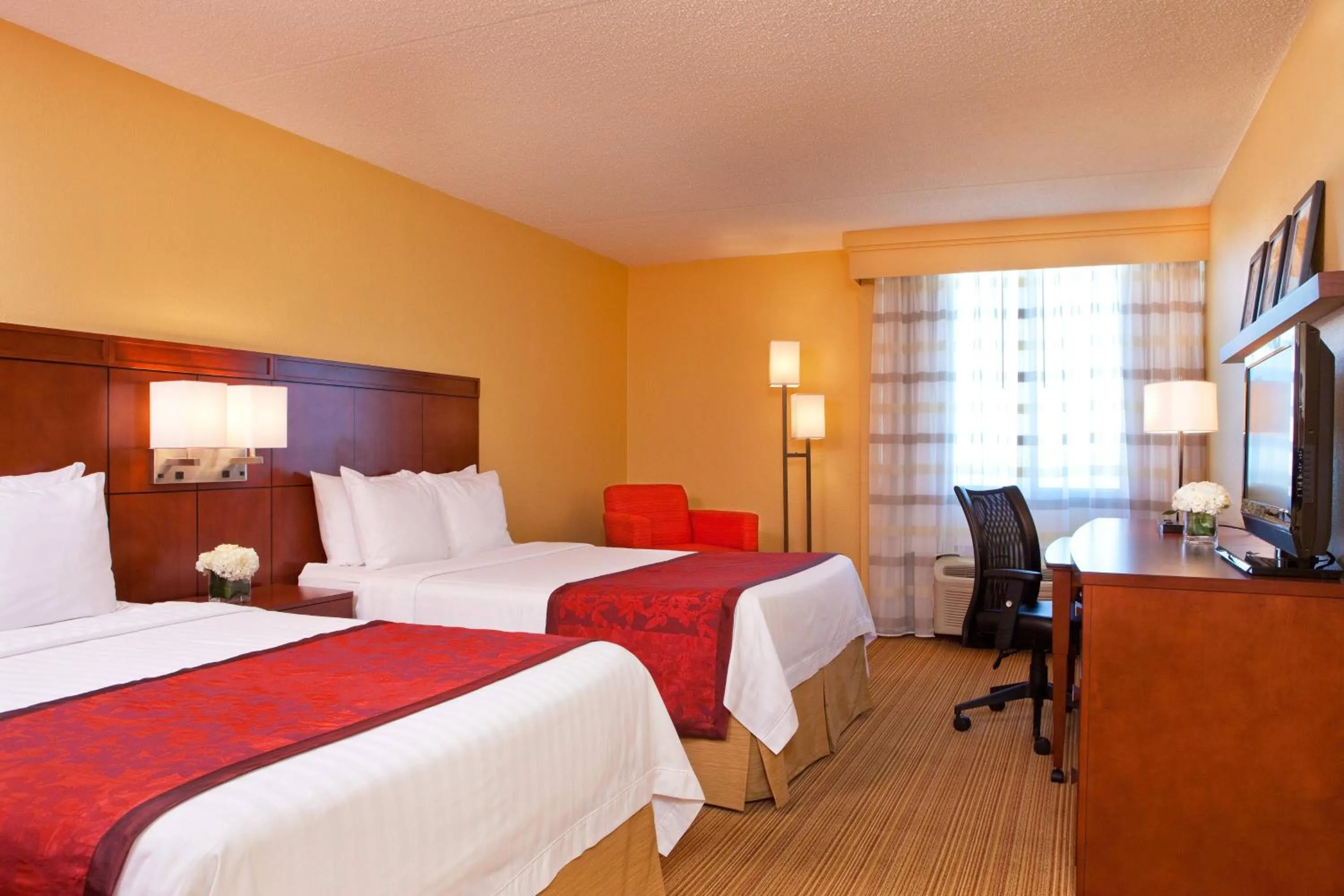 Photo of the whole room, Bed in Courtyard by Marriott Alexandria Pentagon South
