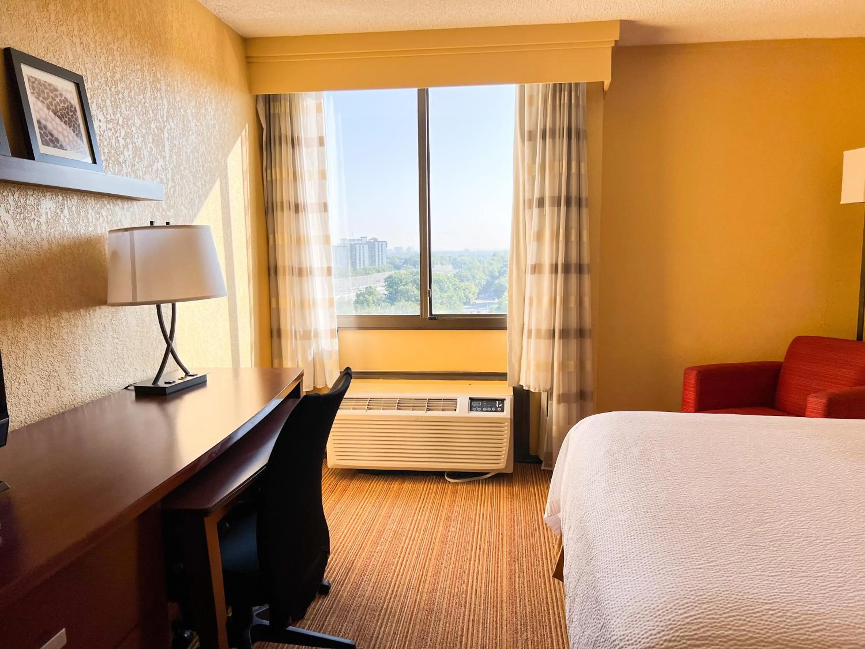 Quiet street view, Bed in Courtyard by Marriott Alexandria Pentagon South