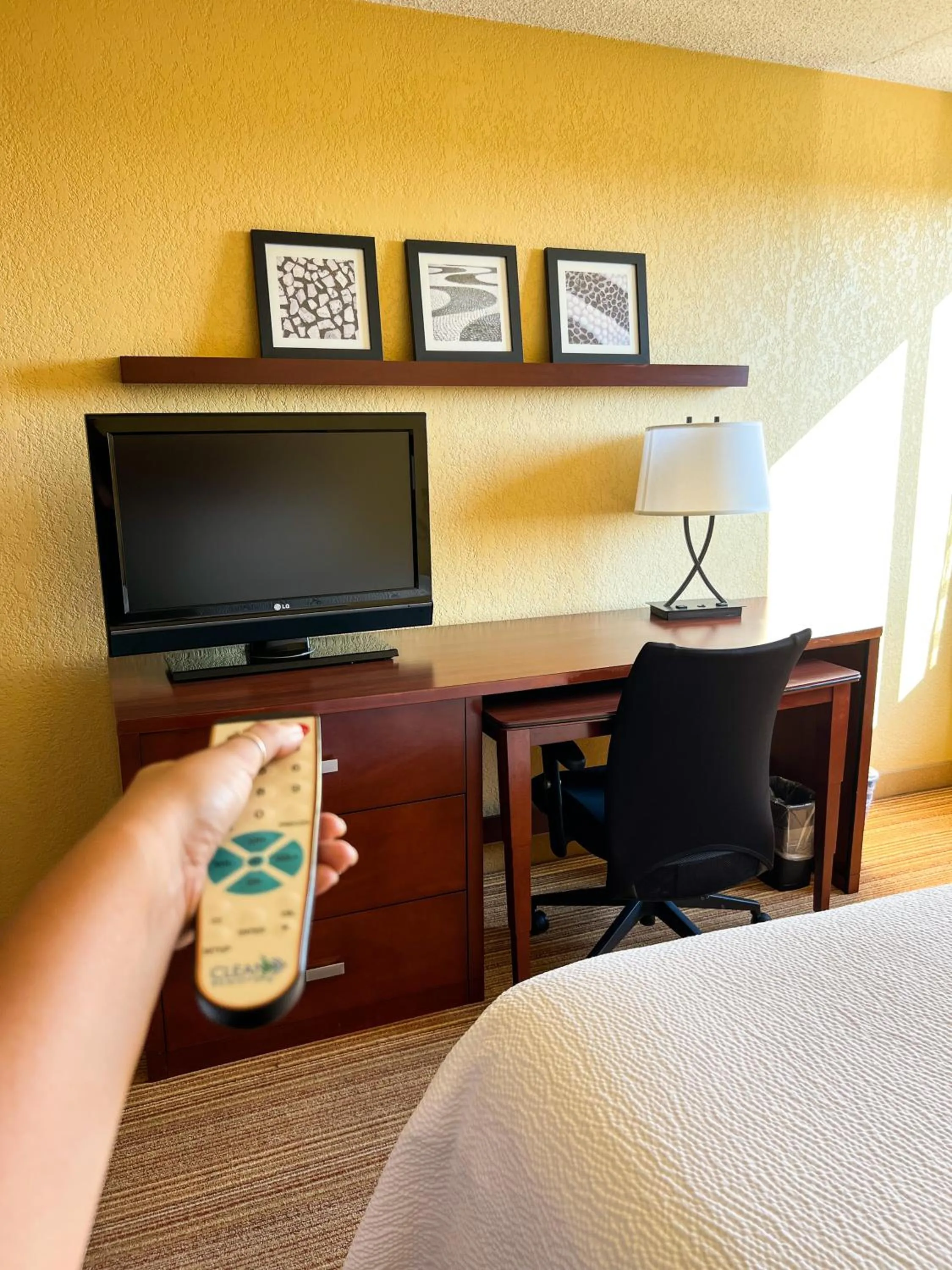 TV and multimedia, Bed in Courtyard by Marriott Alexandria Pentagon South