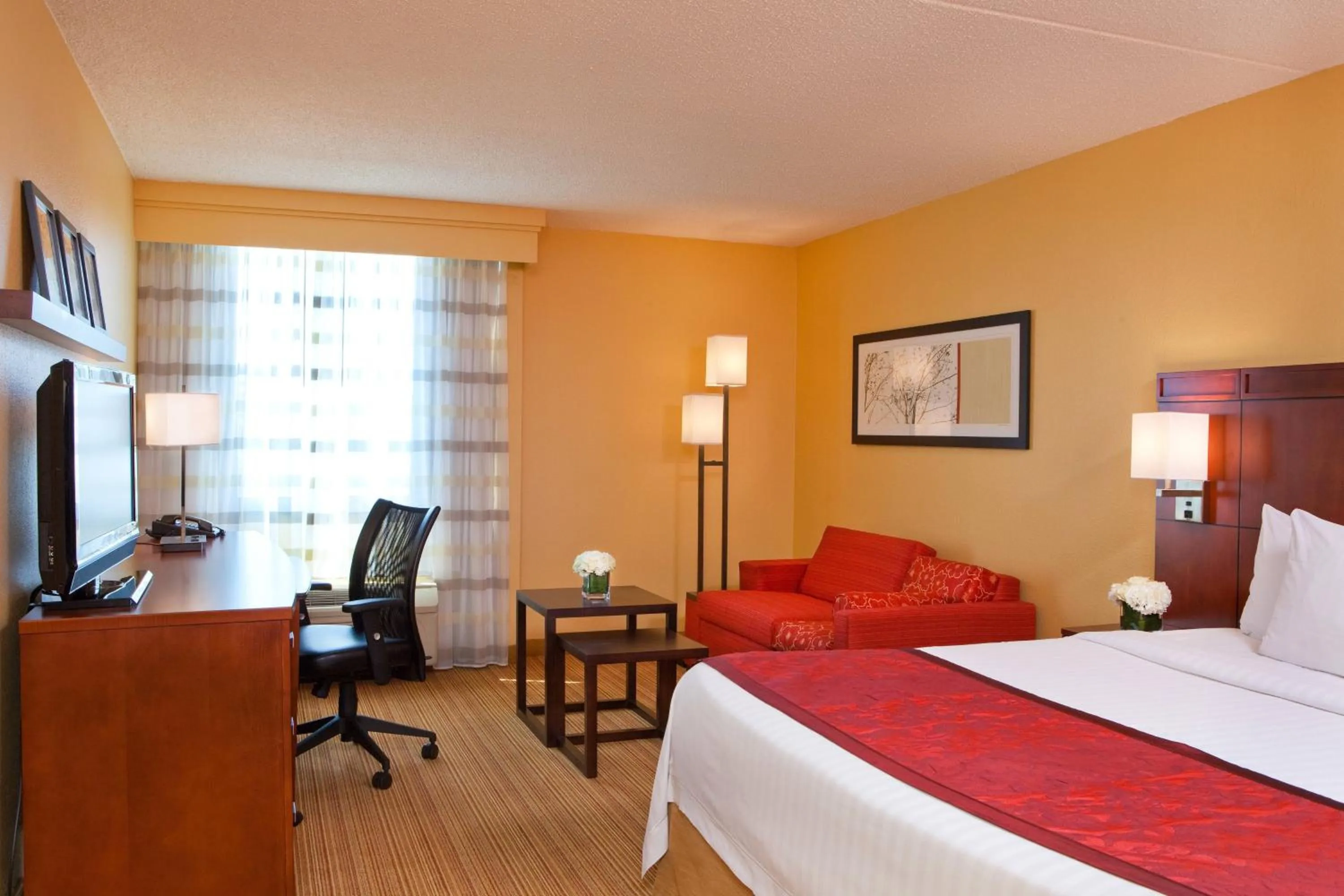 Photo of the whole room, Bed in Courtyard by Marriott Alexandria Pentagon South