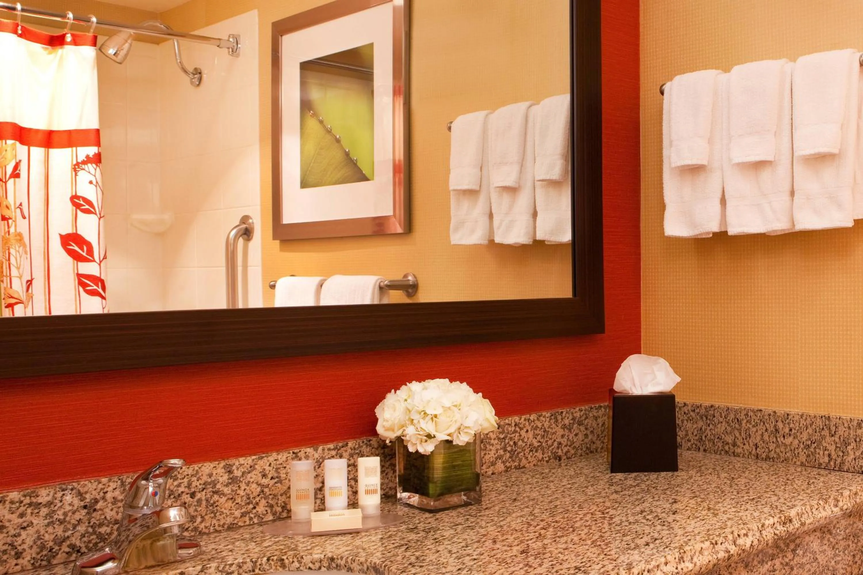 Bathroom in Courtyard by Marriott Alexandria Pentagon South
