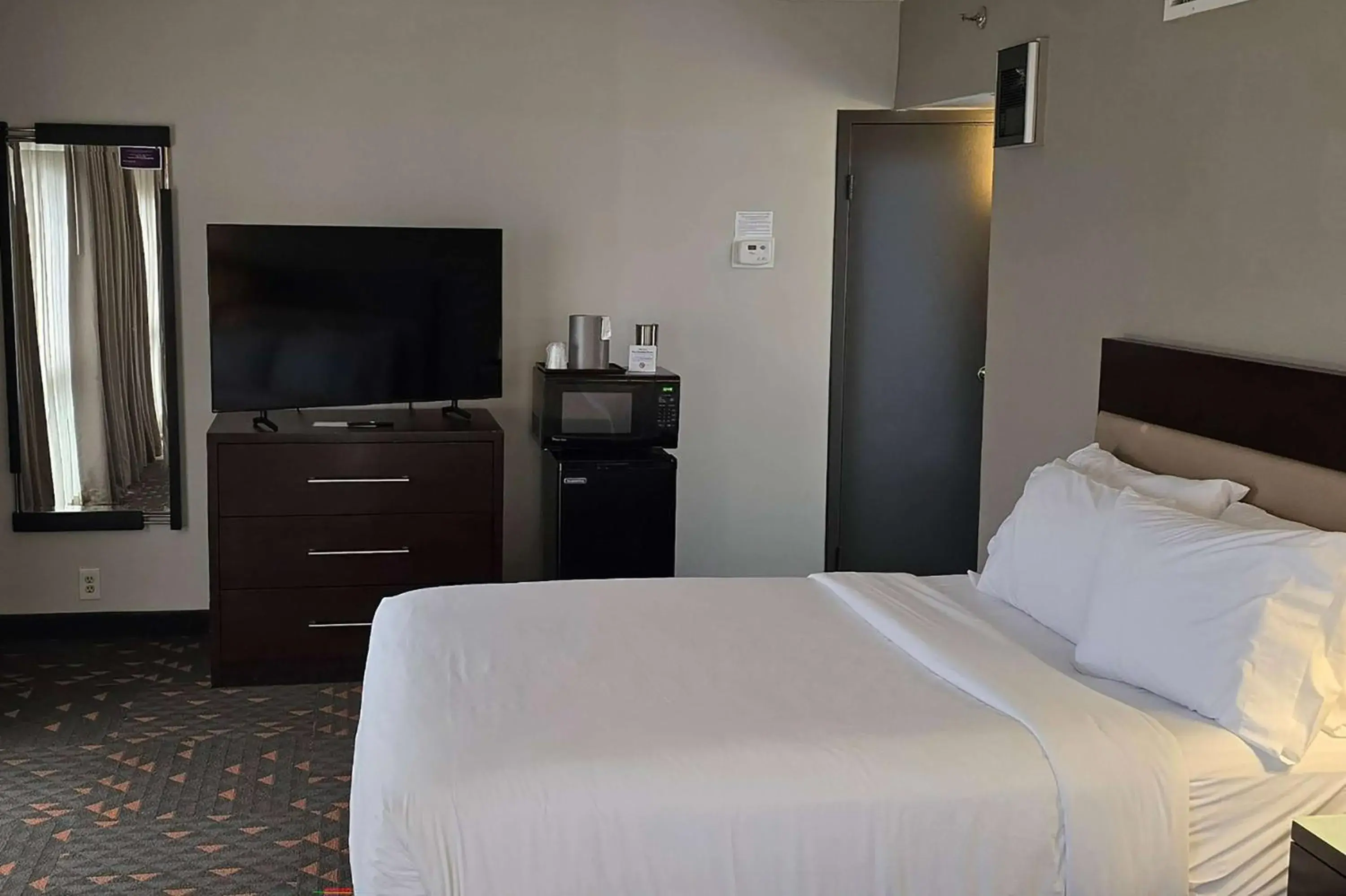 Photo of the whole room in Wyndham Rochester Downtown Photo of the whole room in Wyndham Rochester Downtown