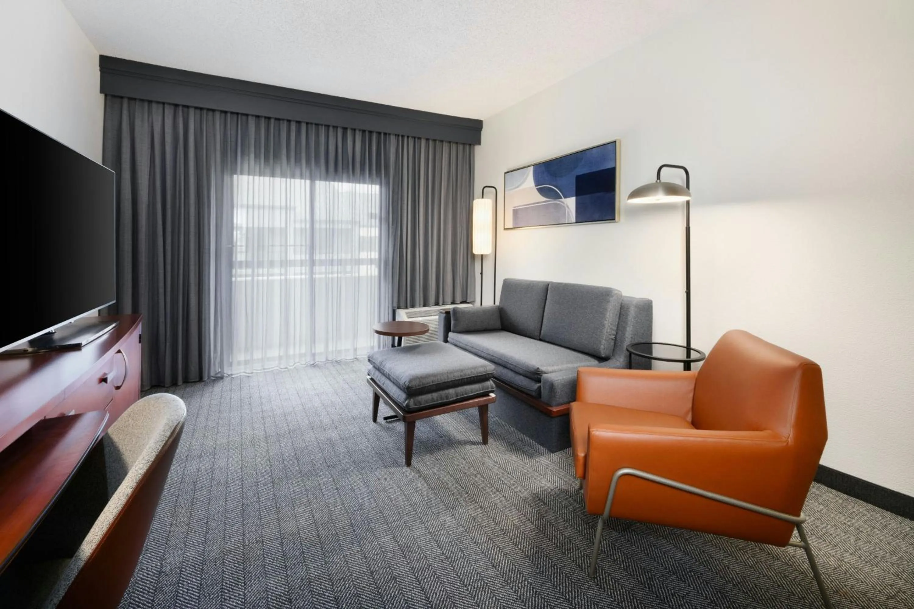 Living room in Courtyard by Marriott Atlanta Duluth/ Gwinnett Place