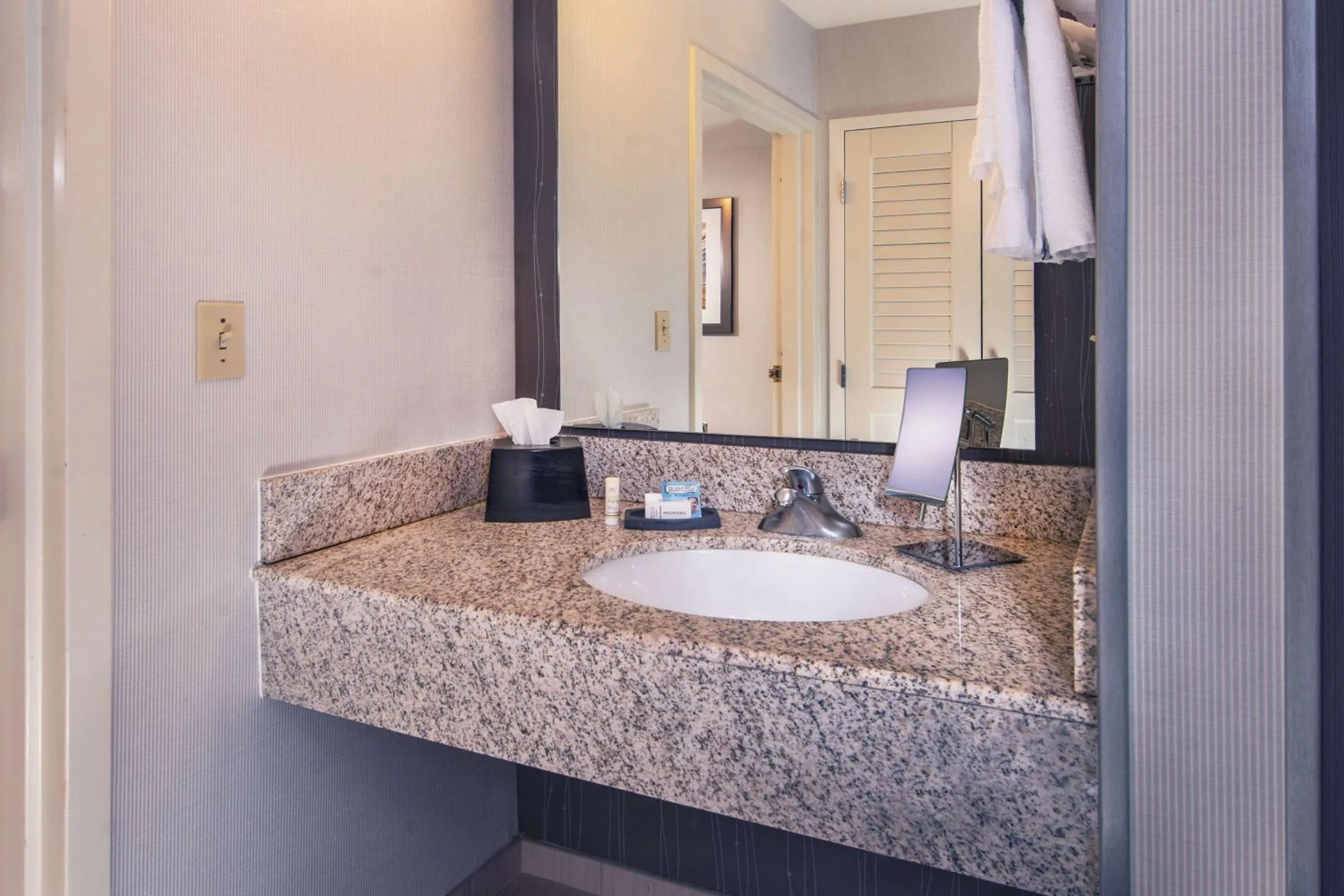 Comfort Inn & Suites Bethlehem Lehigh Valley Airport