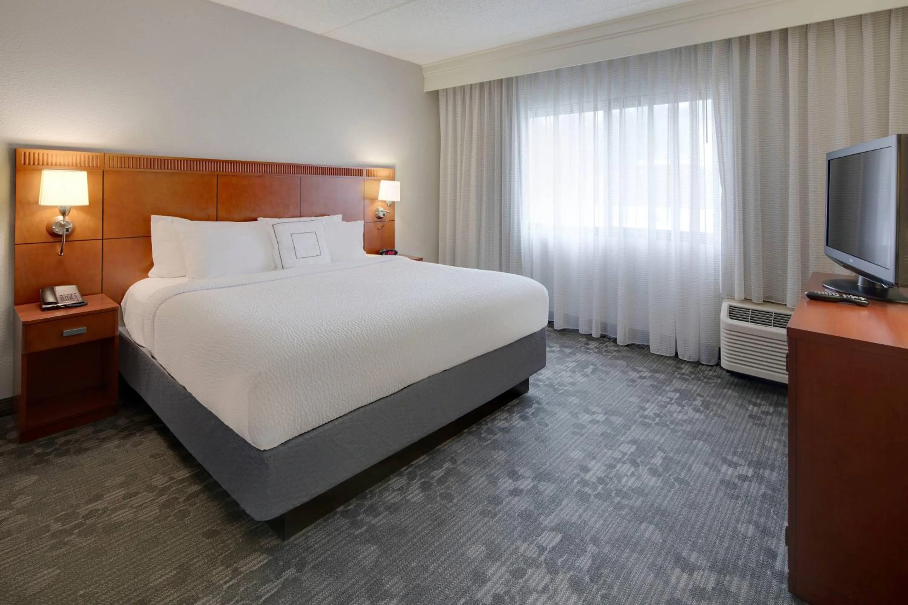 Photo of the whole room, Bed in Courtyard Atlanta Norcross/Peachtree Corners