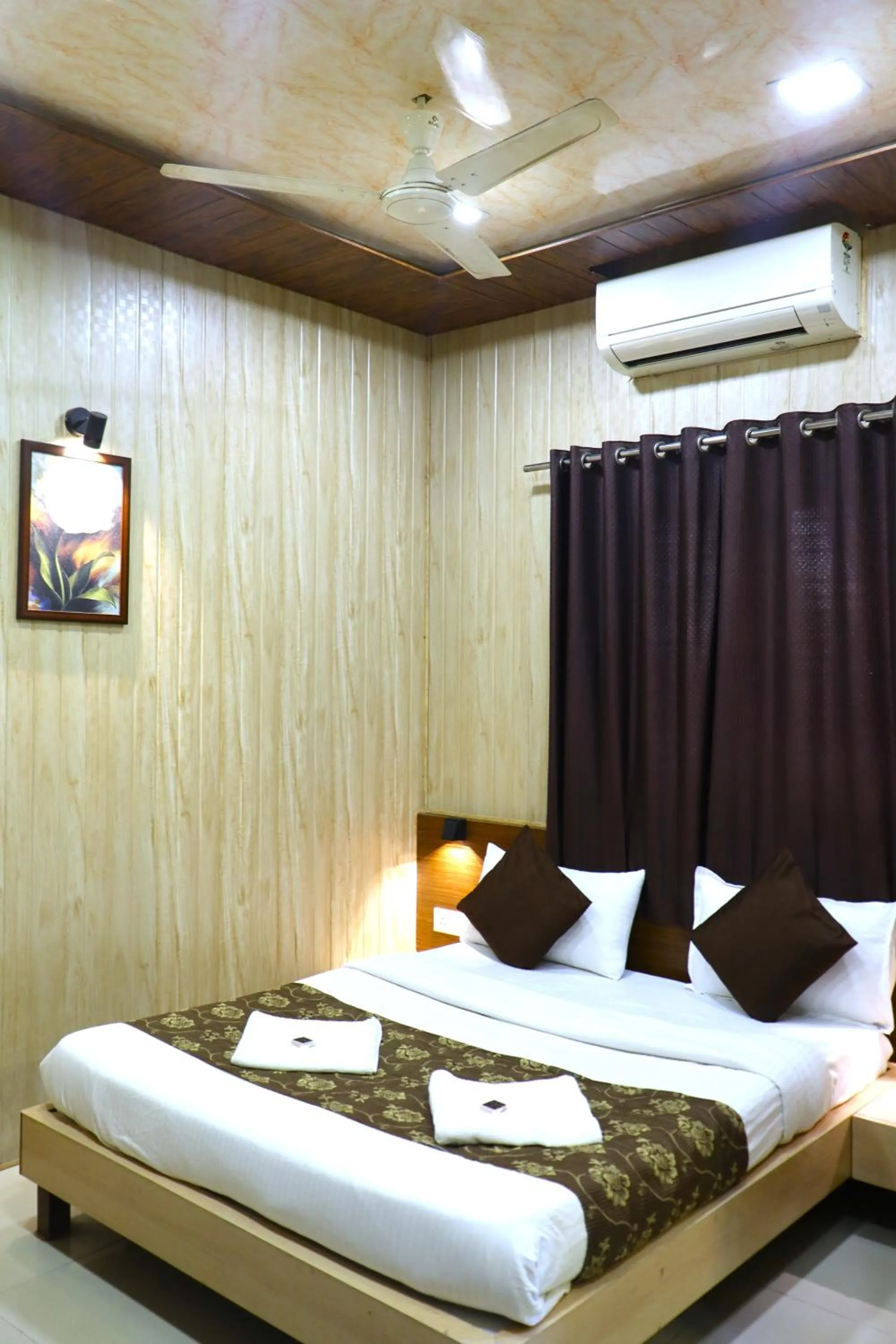 Bed in Hotel Midtown Inn