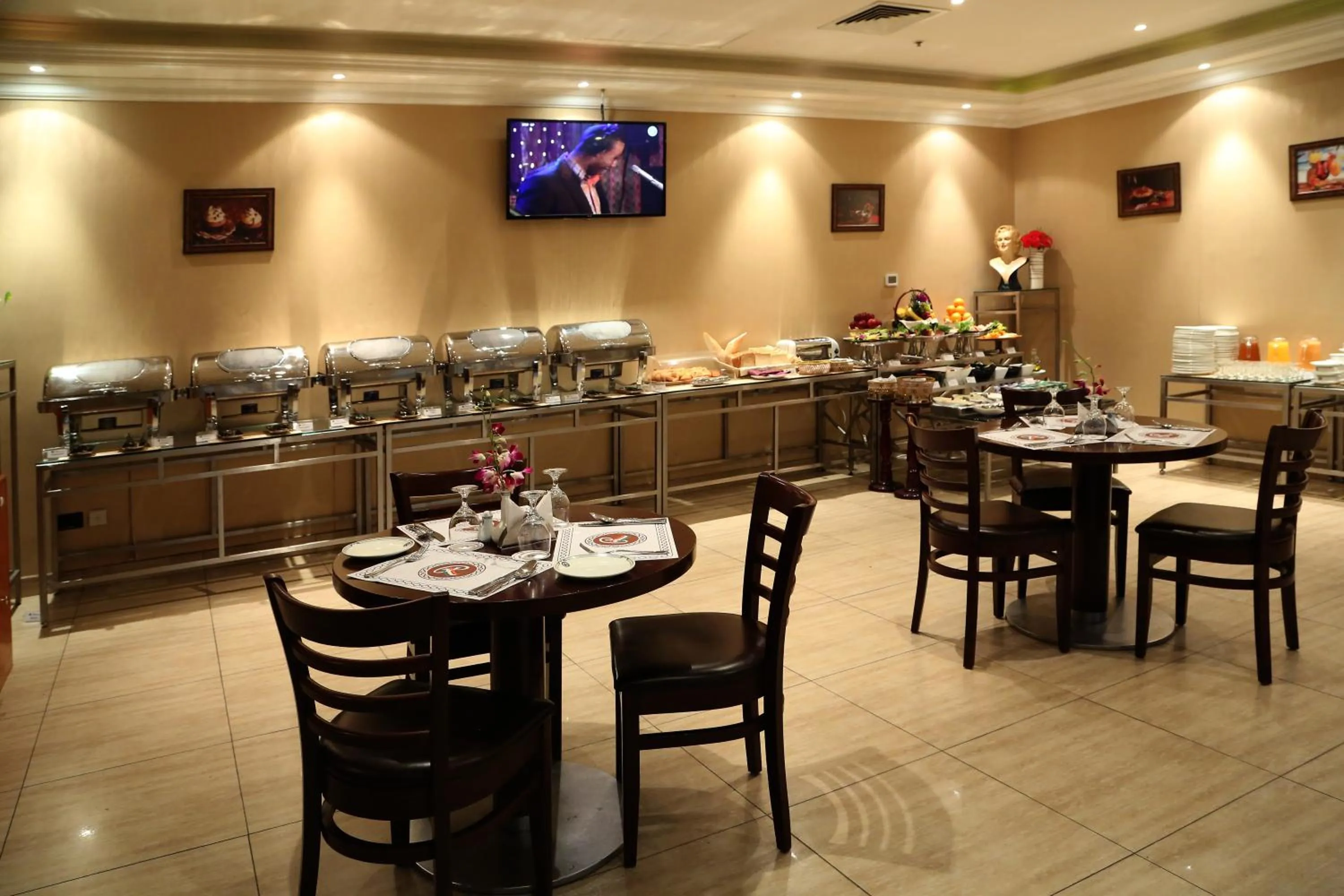 Restaurant/places to eat in Monroe Hotel & Suites