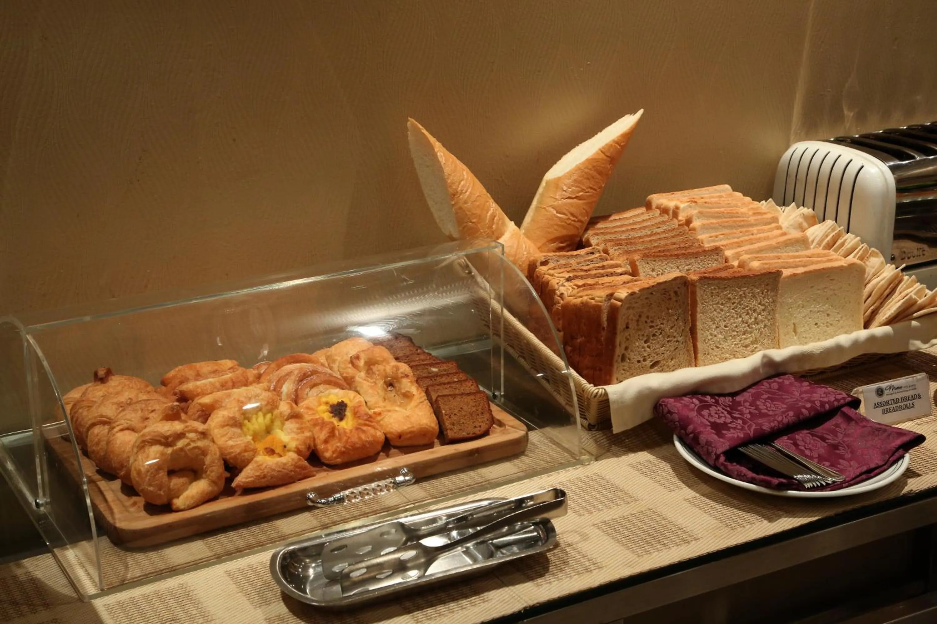 Food in Monroe Hotel & Suites