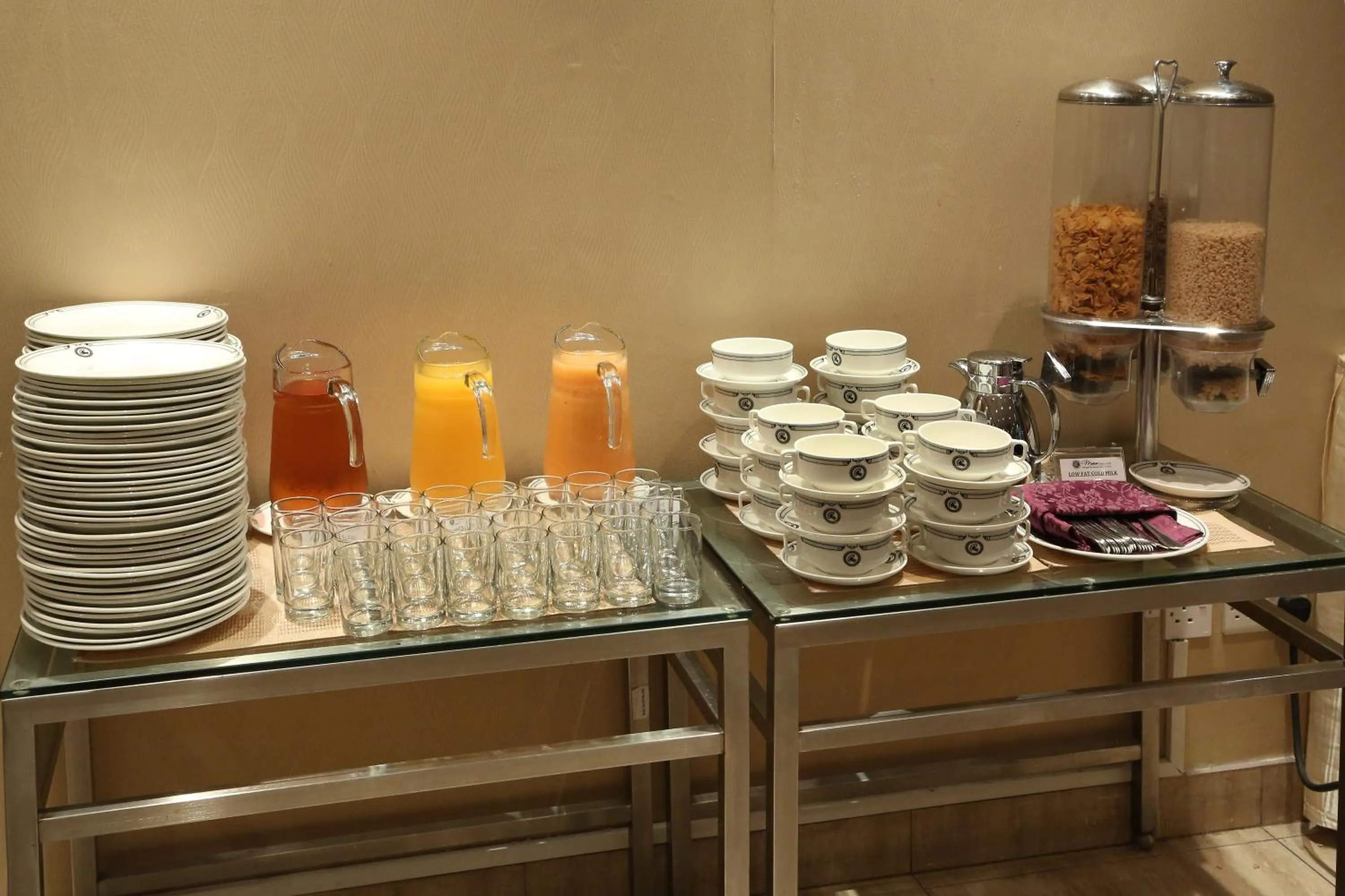 Food in Monroe Hotel & Suites