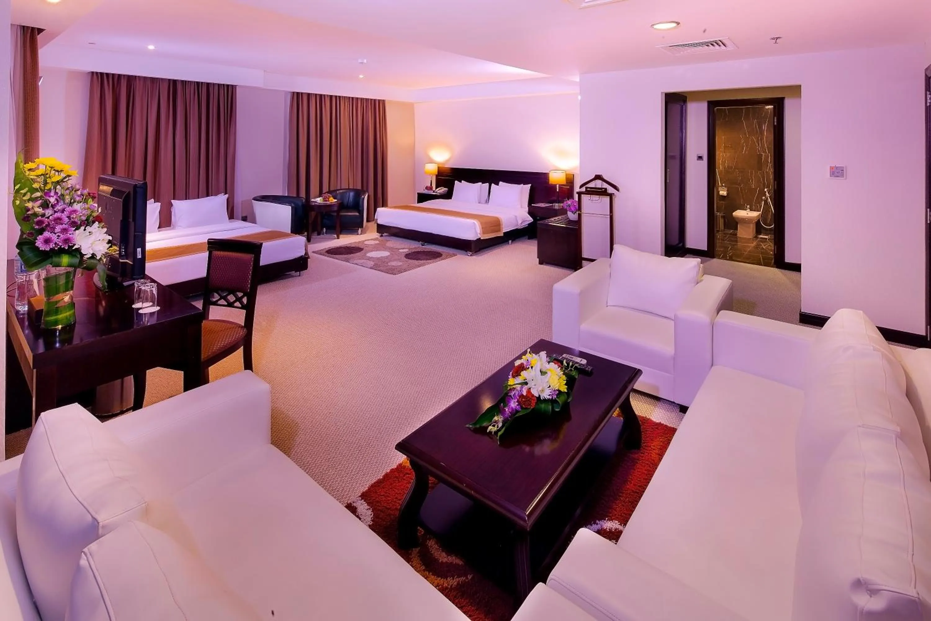 Bed in Monroe Hotel & Suites