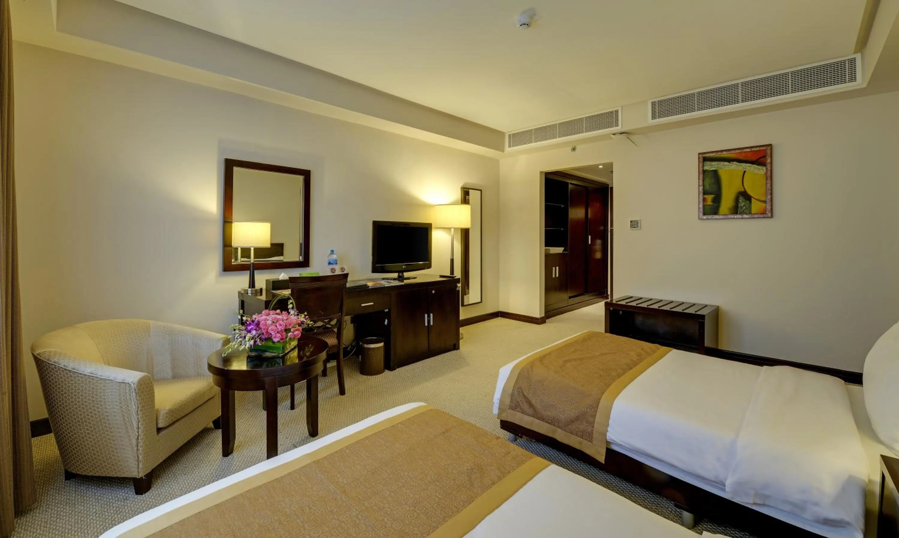 Bed in Monroe Hotel & Suites