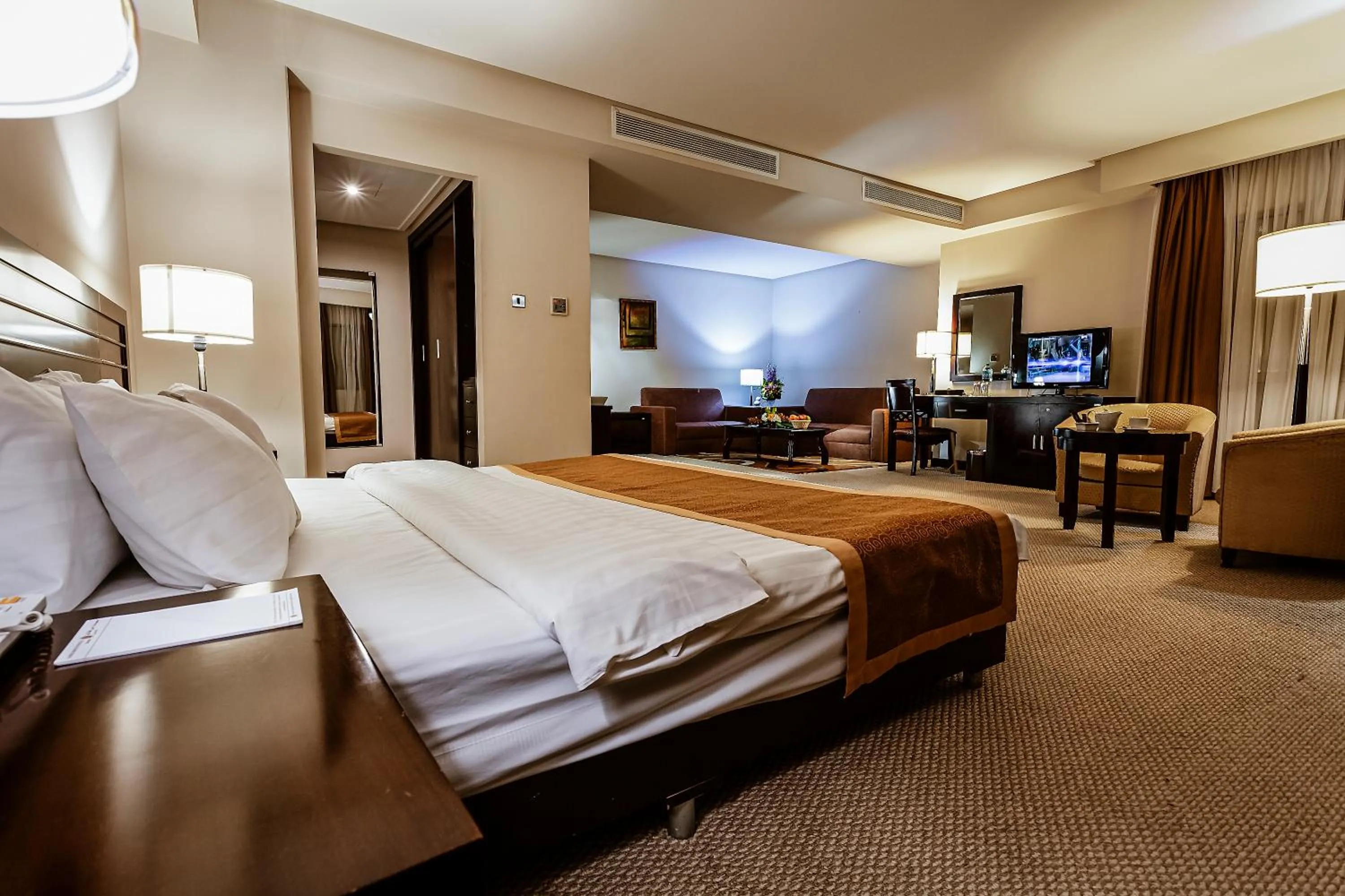 Bedroom, Bed in Monroe Hotel & Suites