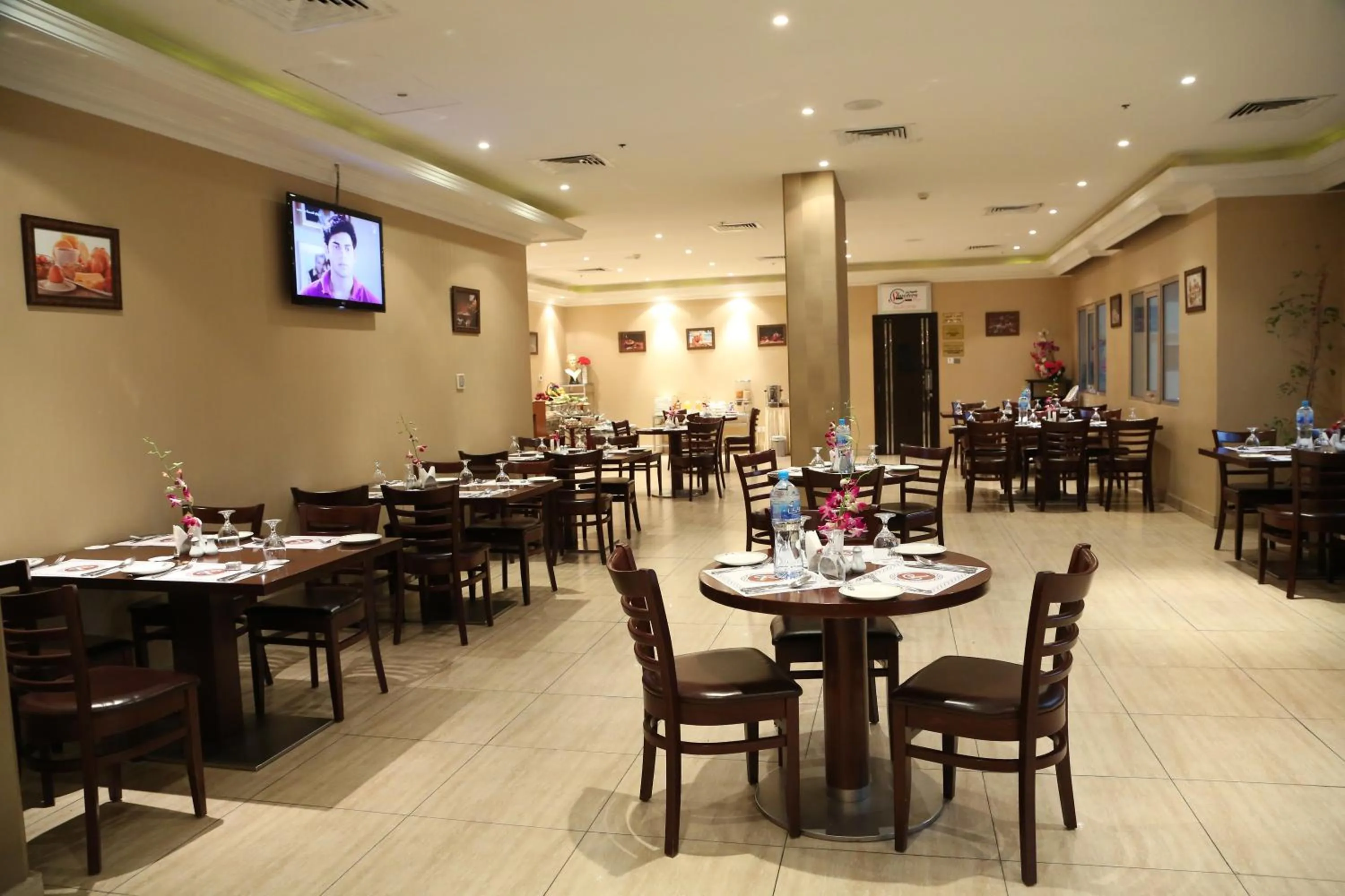 Restaurant/places to eat in Monroe Hotel & Suites